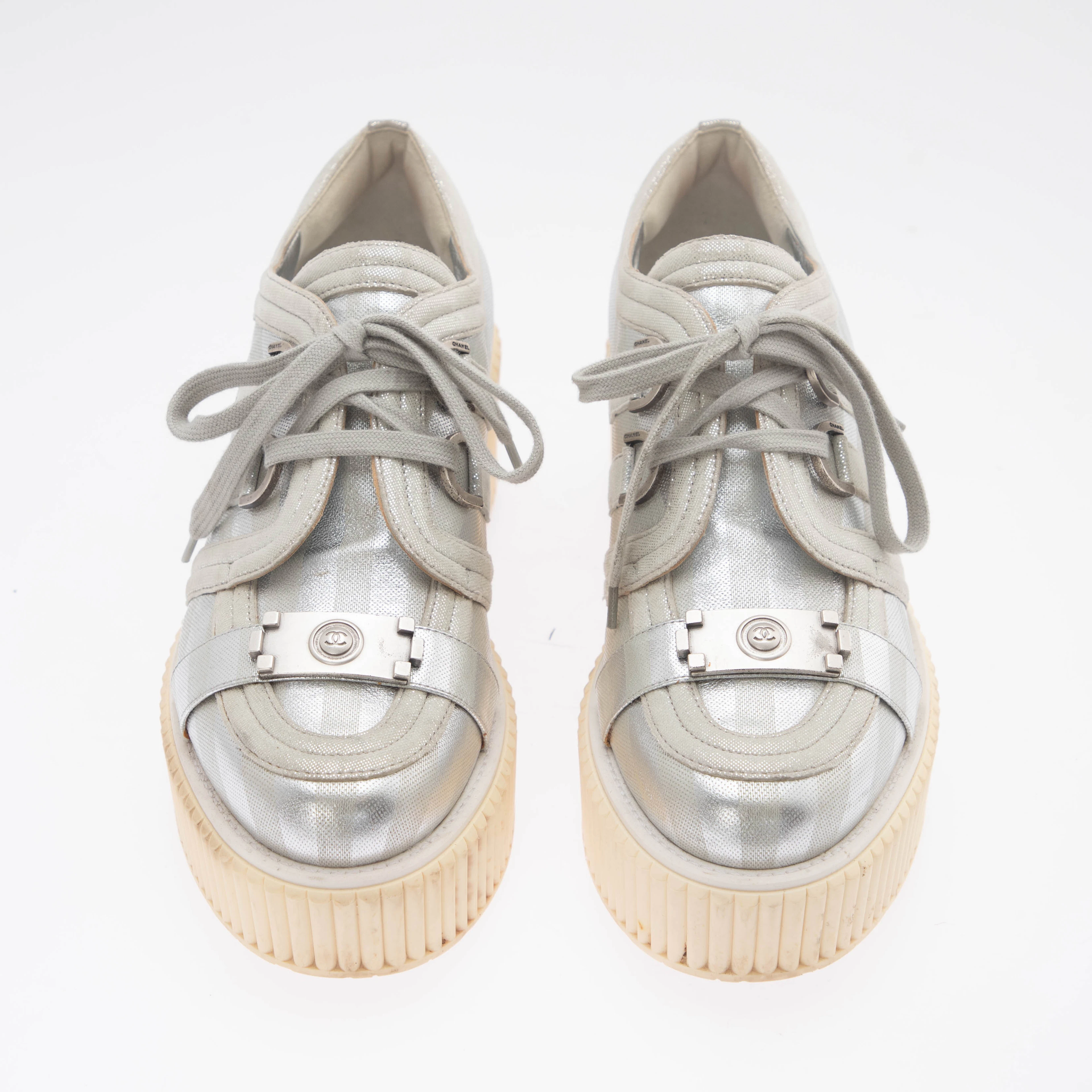 CHANEL. Platform Sneaker in silber, 41.