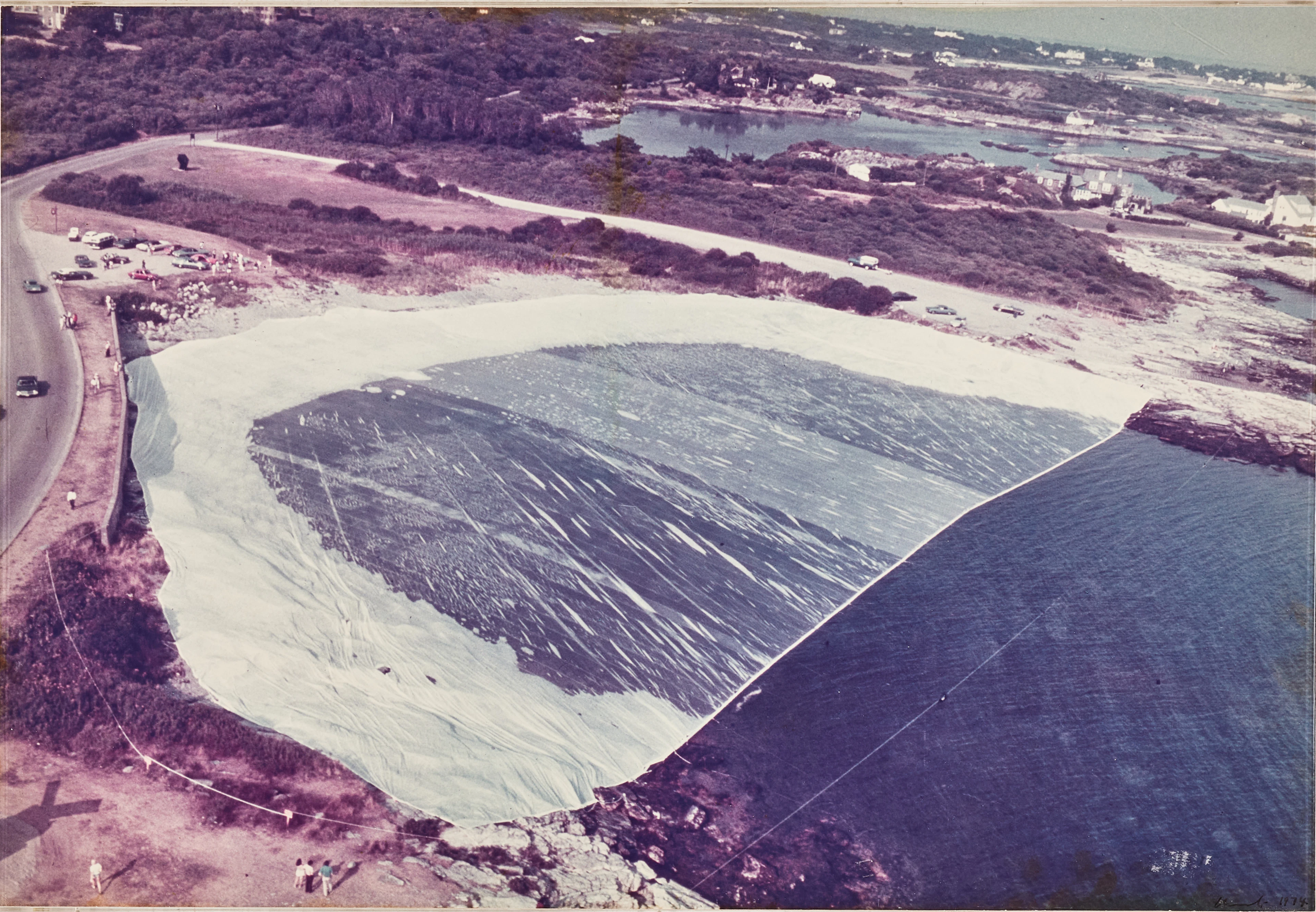 CHRISTO & JEANNE-CLAUDE. "Ocean front", C-print, signerad och daterad 1974.