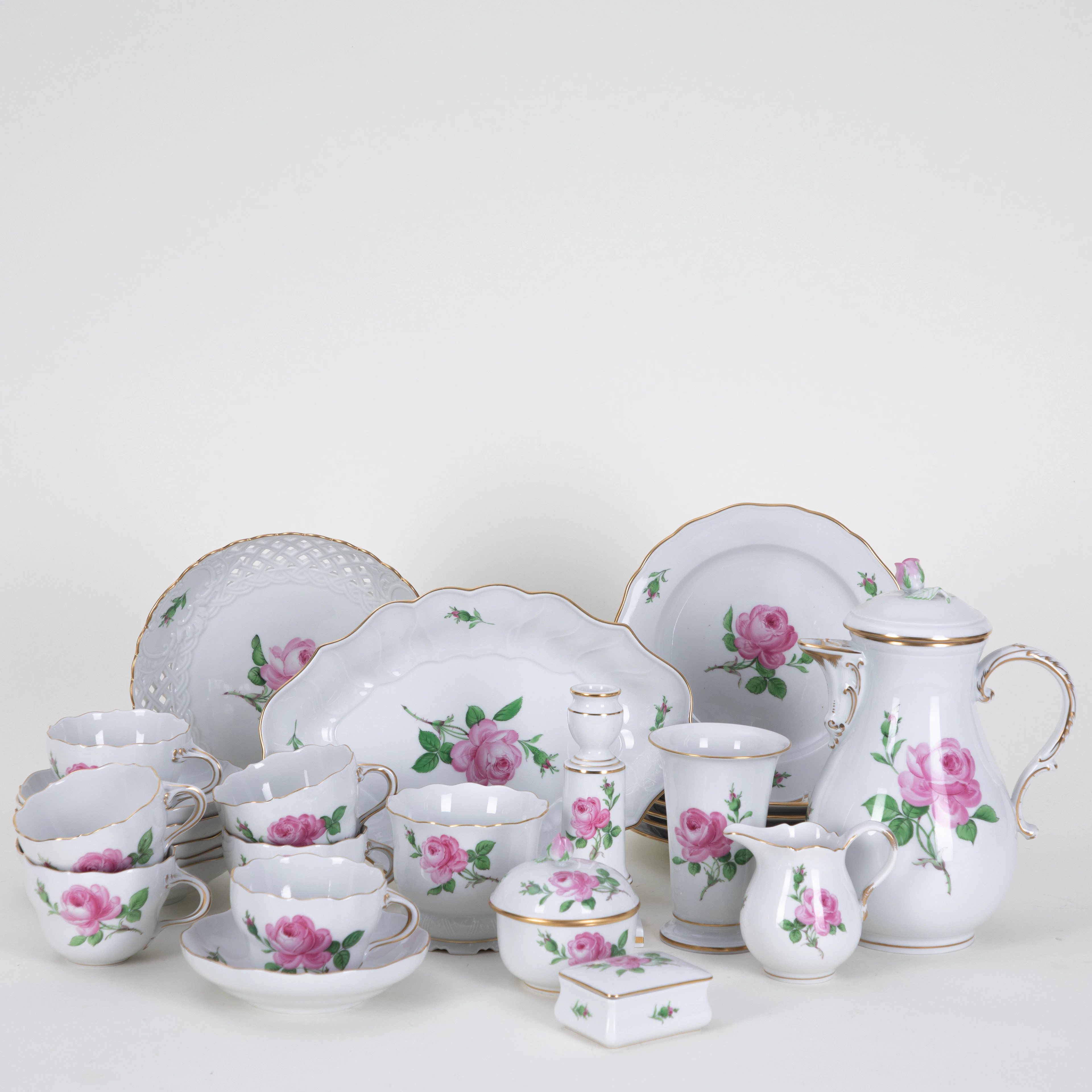MEISSEN. Kaffeeservice für sechs Personen, ´Rote Rose`, 20. Jh. (40).