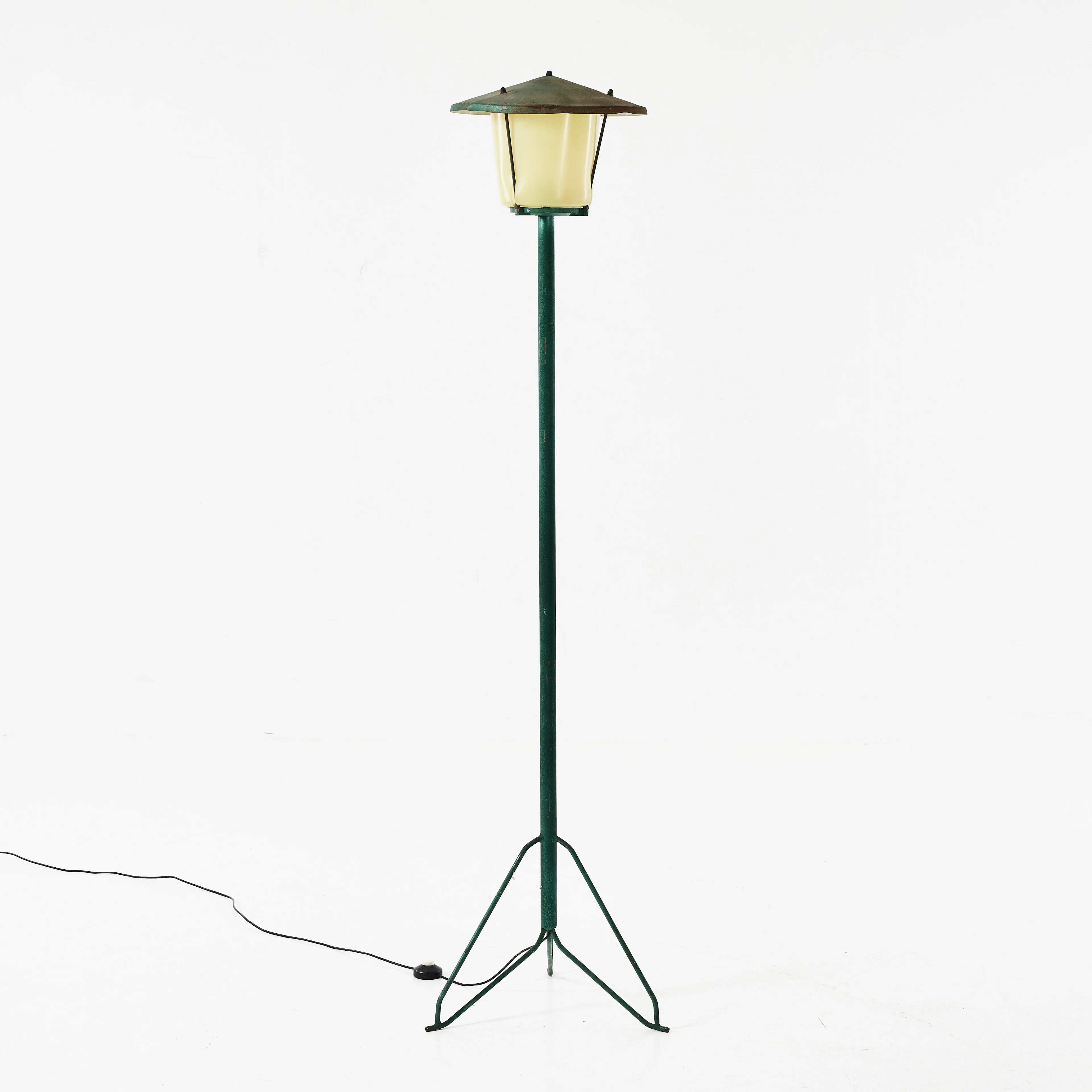 GOLVLAMPA, i form av gaslykta, stomme i grönlackerad metall, 1900-talets mitt.