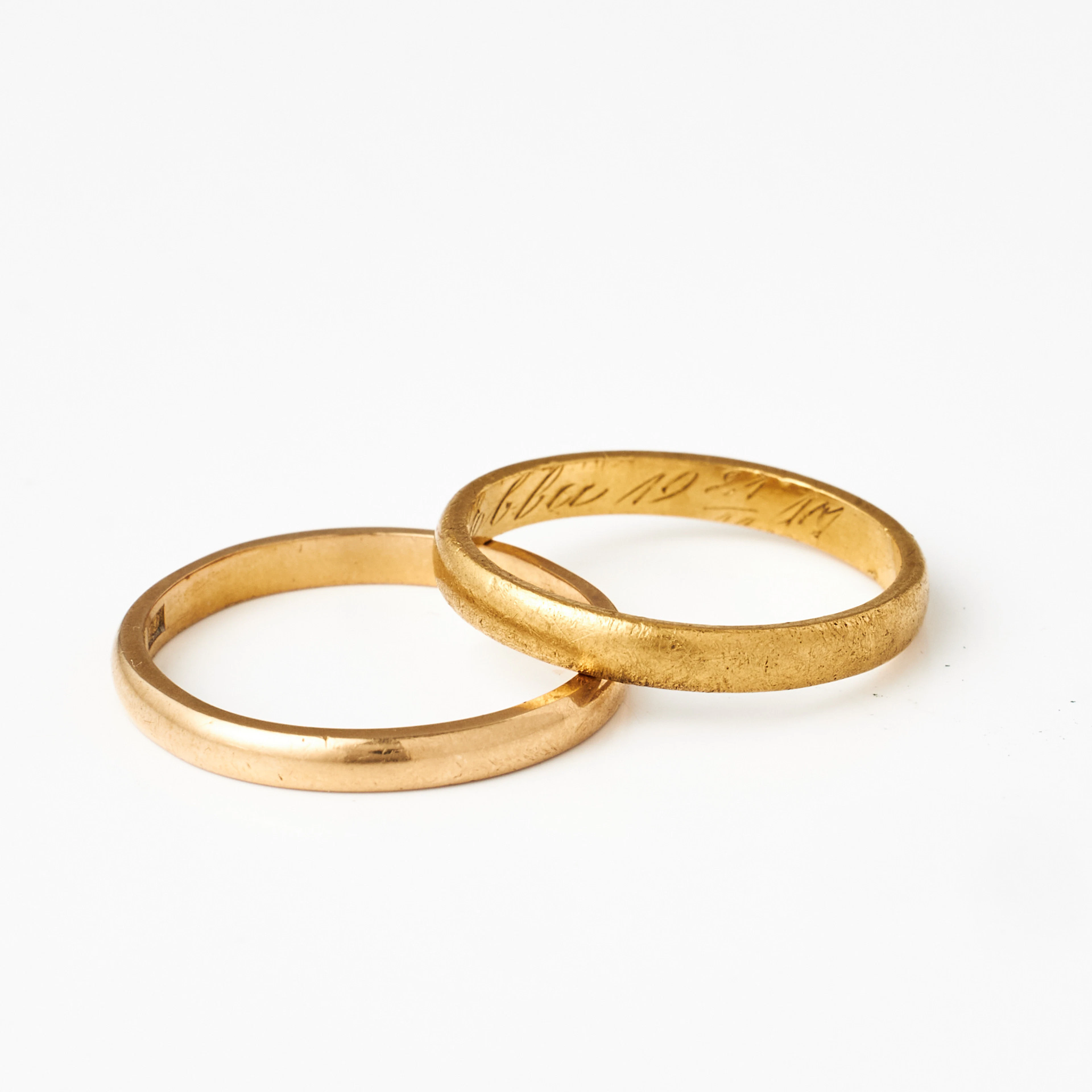 VIGSELRINGAR, 2 st., 18 resp. 23 k guld.