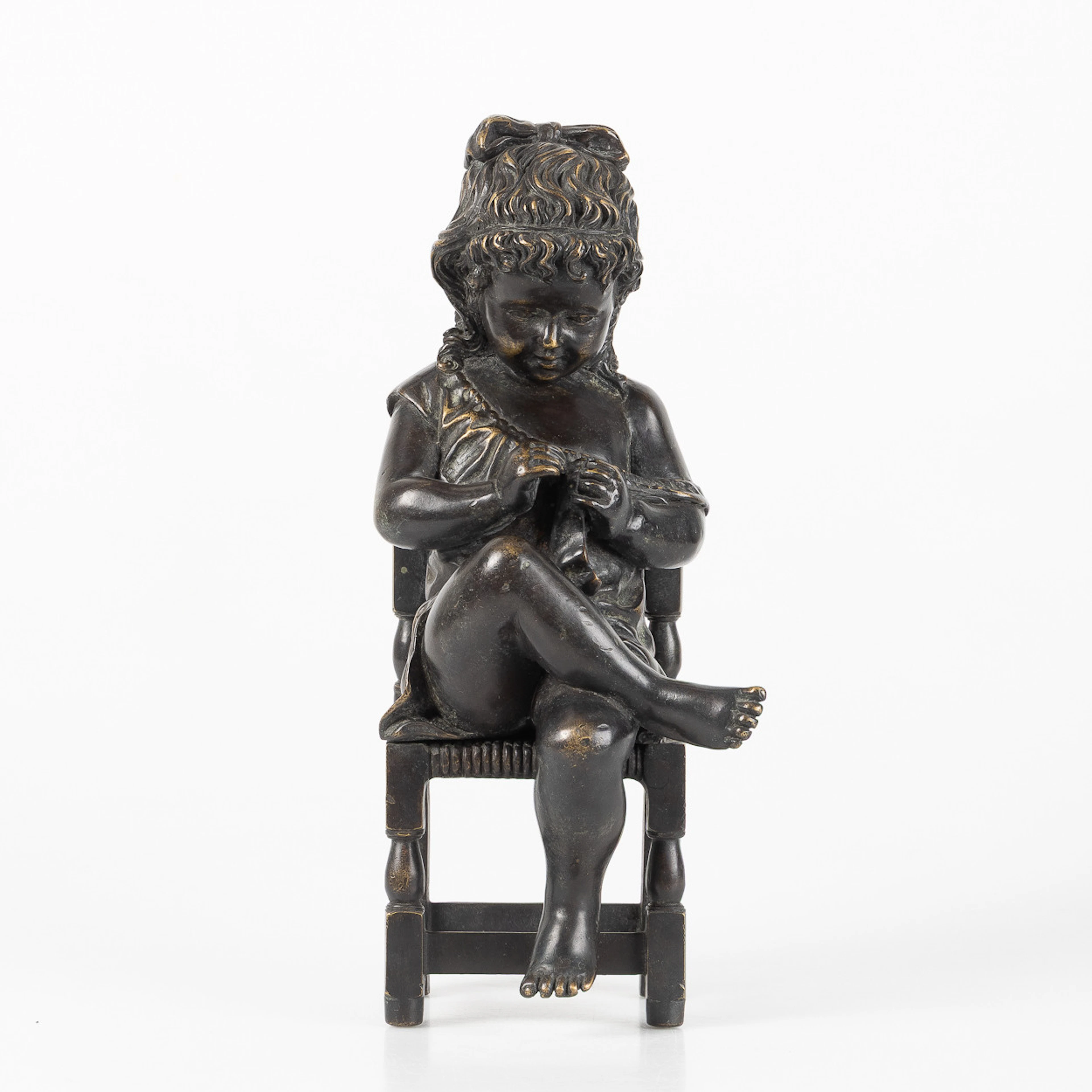 SKULPTUR, Flicka på stol, patinerad brons, 1900-tal.