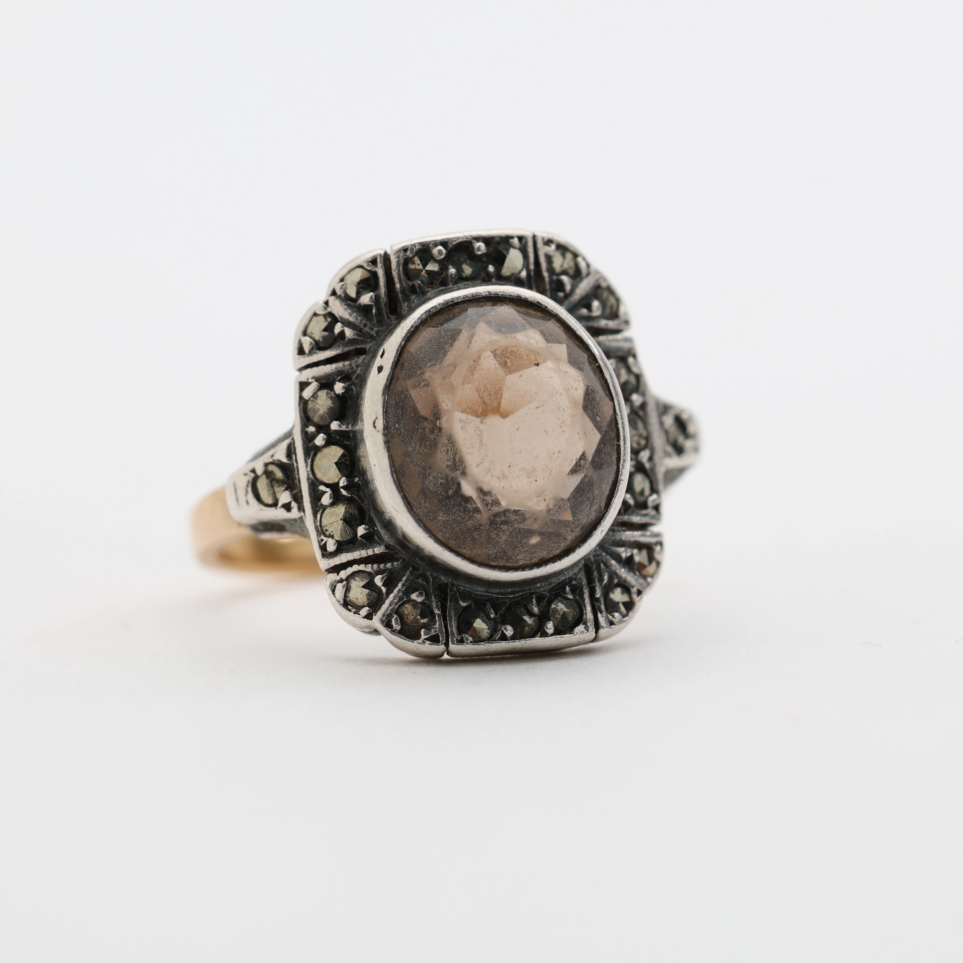 RING, antik, 21.6K guld samt silver, rökfärgad glassten och markasiter.
