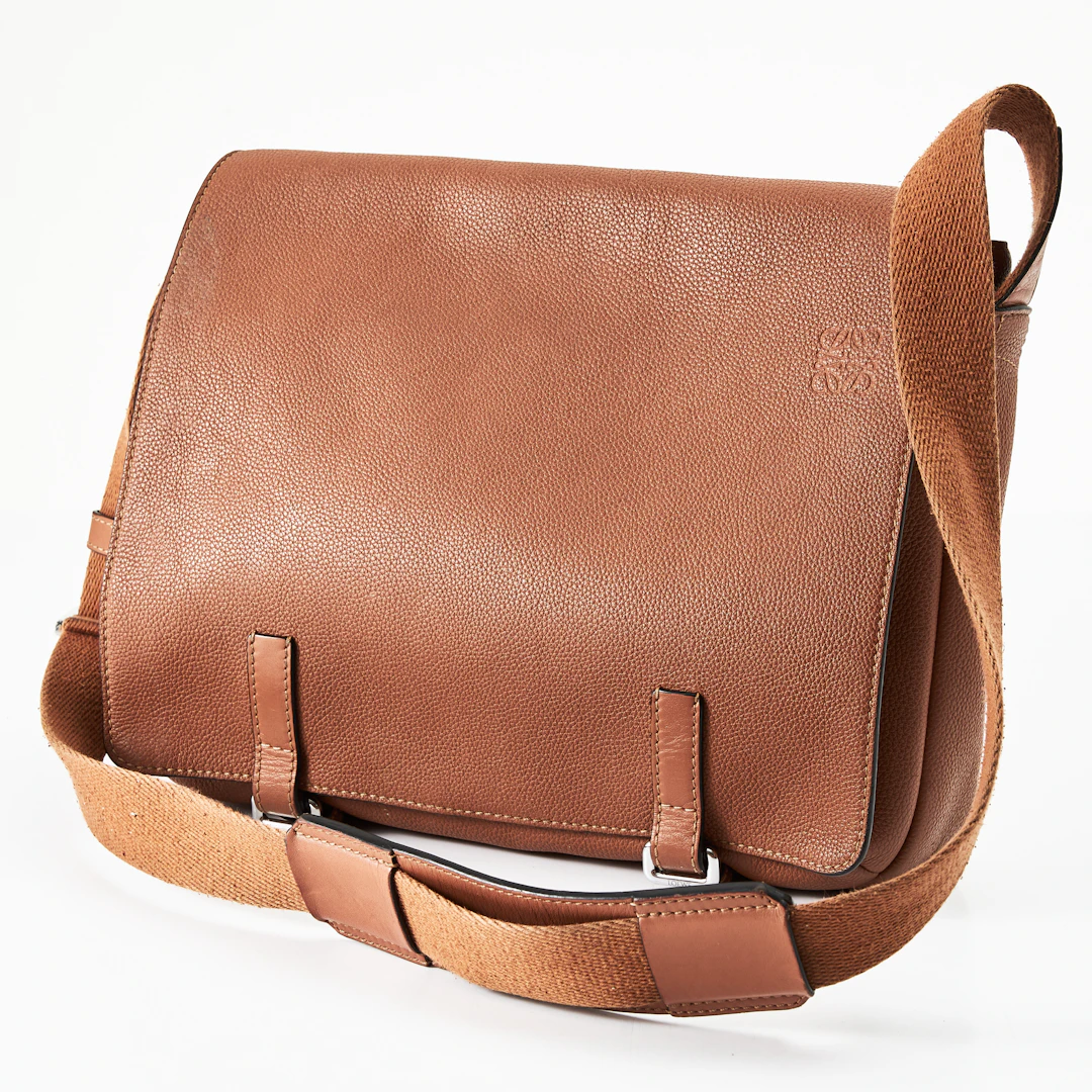 LOEWE, Messenger bag, handväska, brunt skinn.