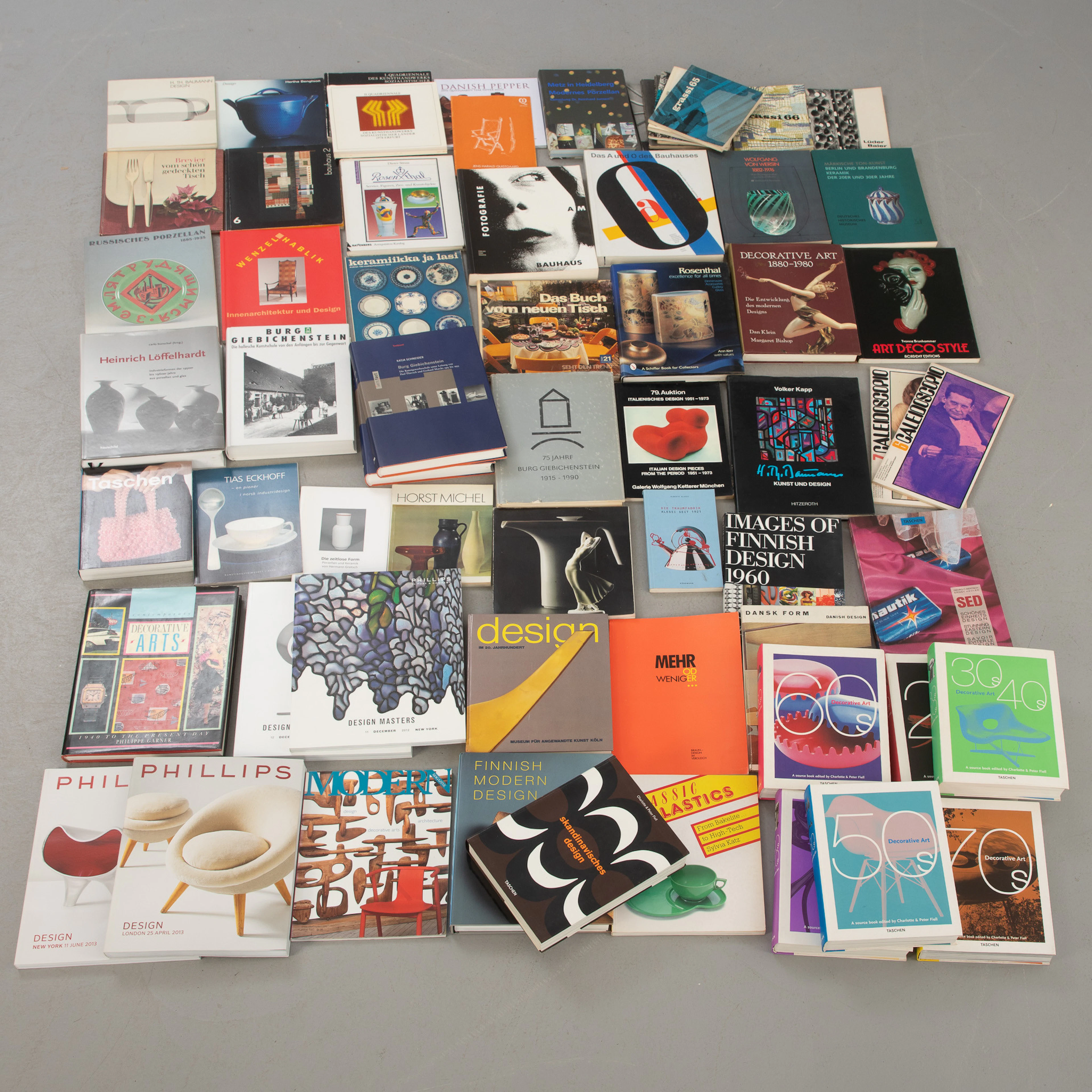 Konvolut von Fachbüchern und Ausstellungskatalogen: Modernes Design (ca. 55).