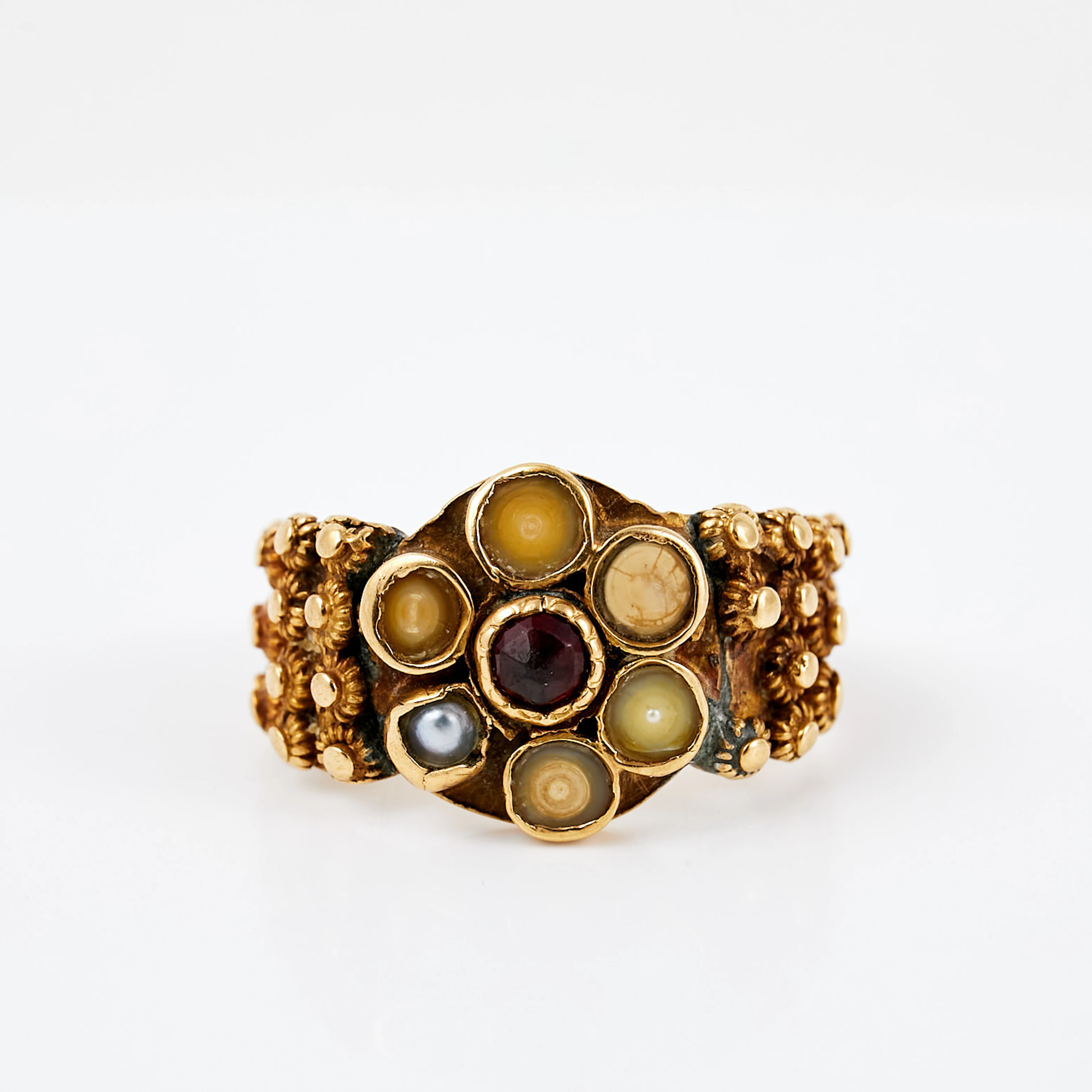 RING, 14 k guld, dekor i 20 k guld, 1 rosenslipad granat, bekransad