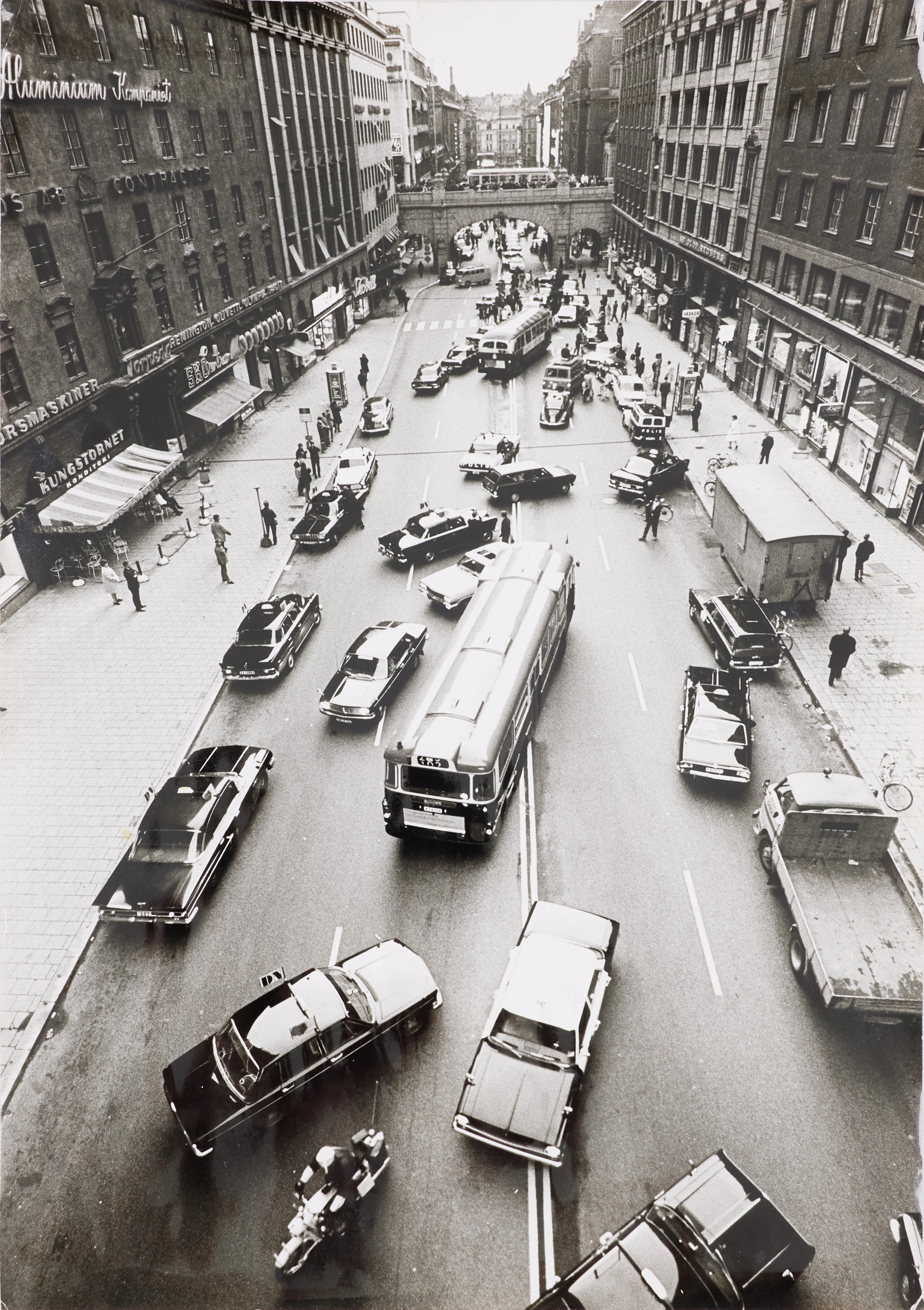 LEIF ENGBERG. Högertrafikomläggningen på Kungsgatan 1967, originalfotografi