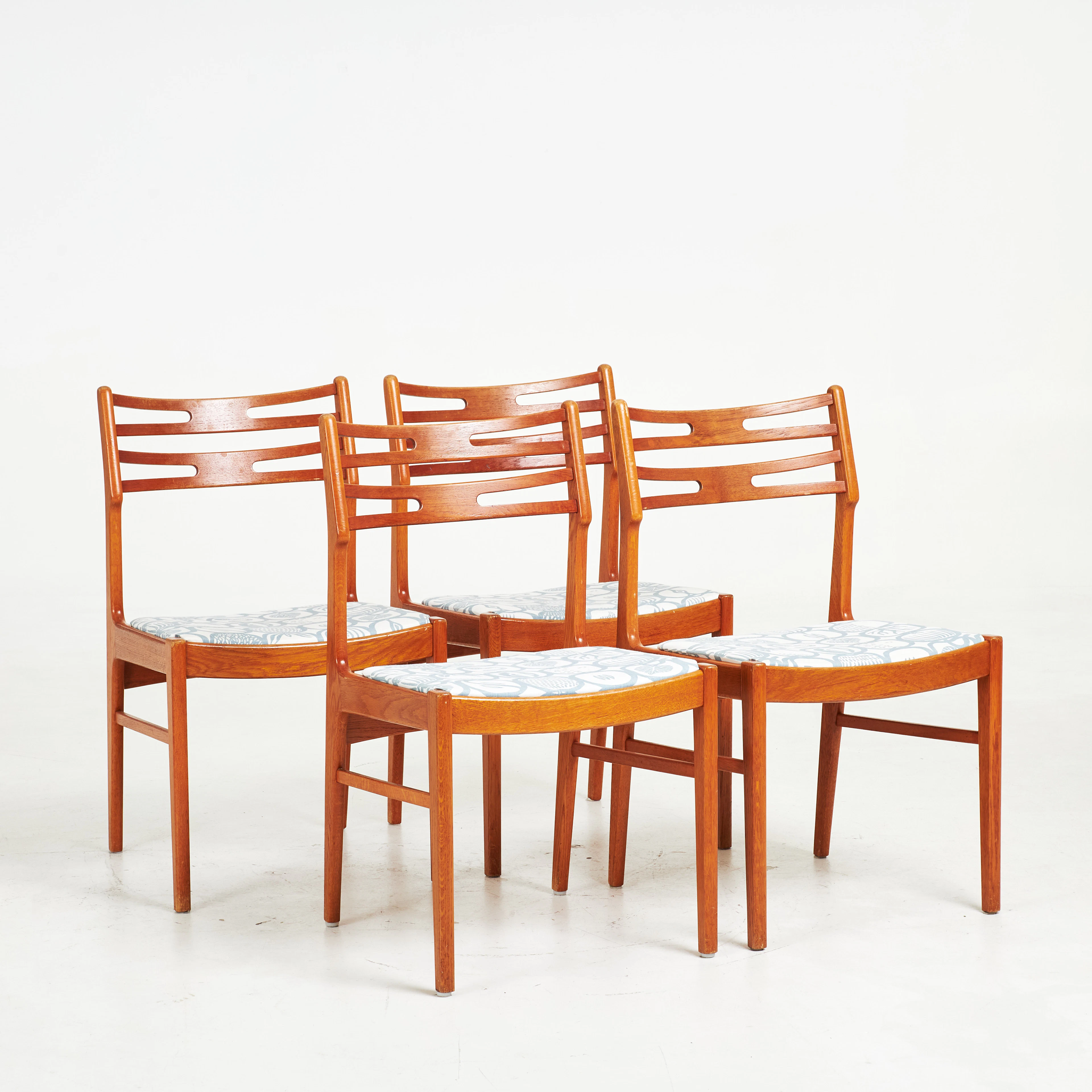 STOLAR. 4 st, ca 1960-tal, teak, sitsar klädda i textil "Fruktlåda"