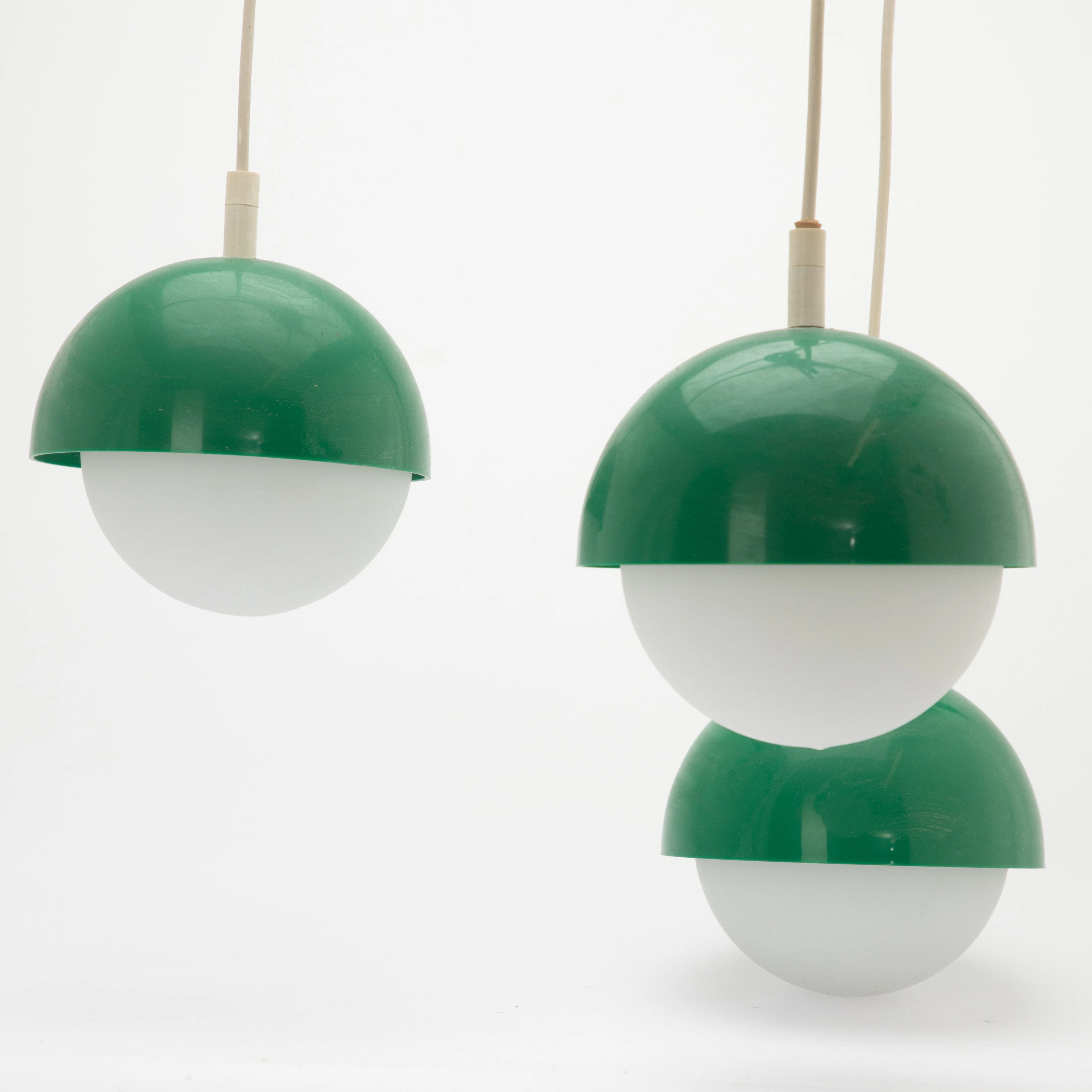 Hängenlampe / Deckenleuchte mit 3 Halbkugeln in grün, 1970er Jahre.