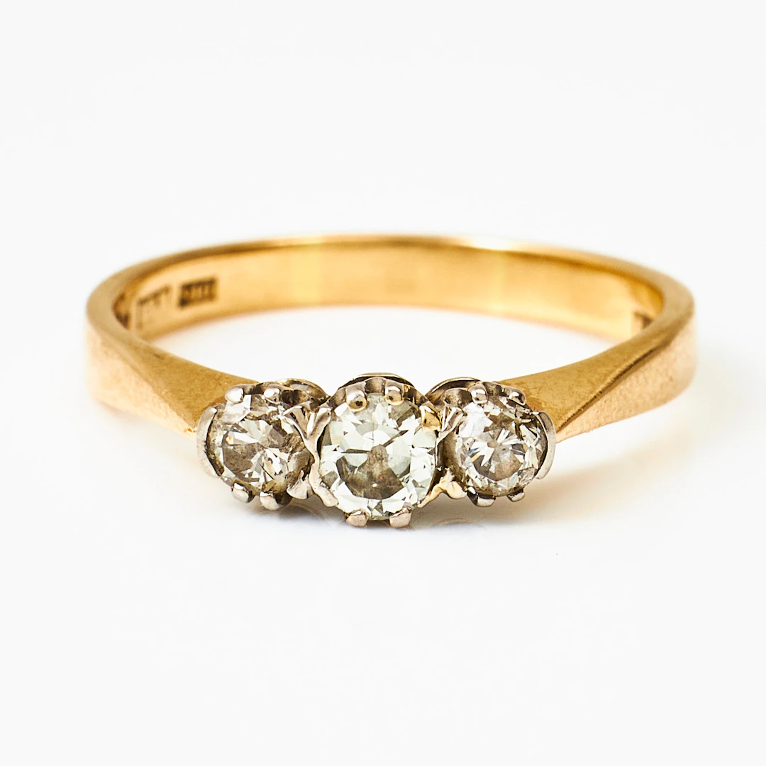 RING, 18 k guld, 3 gammalslipade diamanter totalt 0,62 ct., enligt