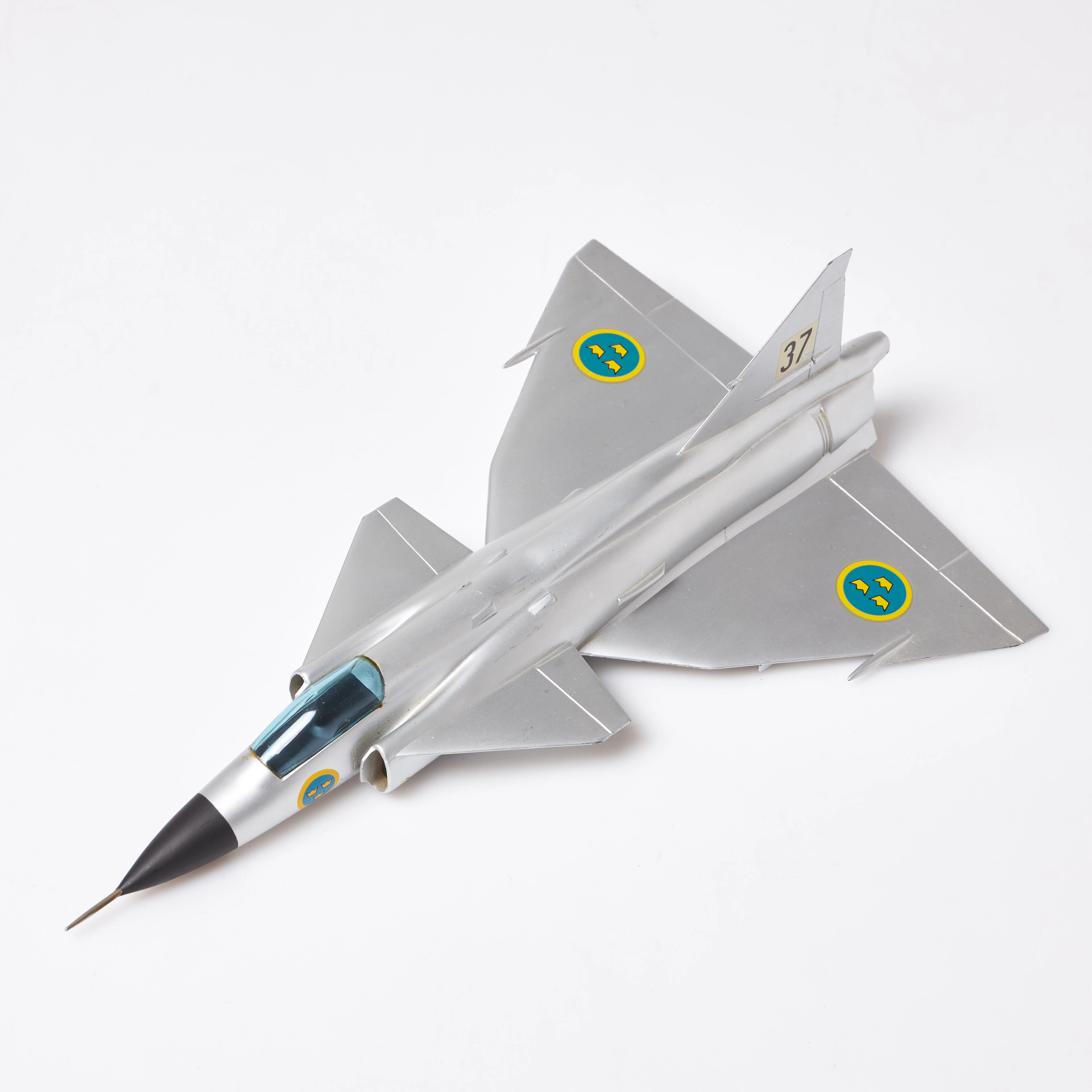 FLYGPLANSMODELL, Saab, "Viggen 37", väggfäste medföljer.