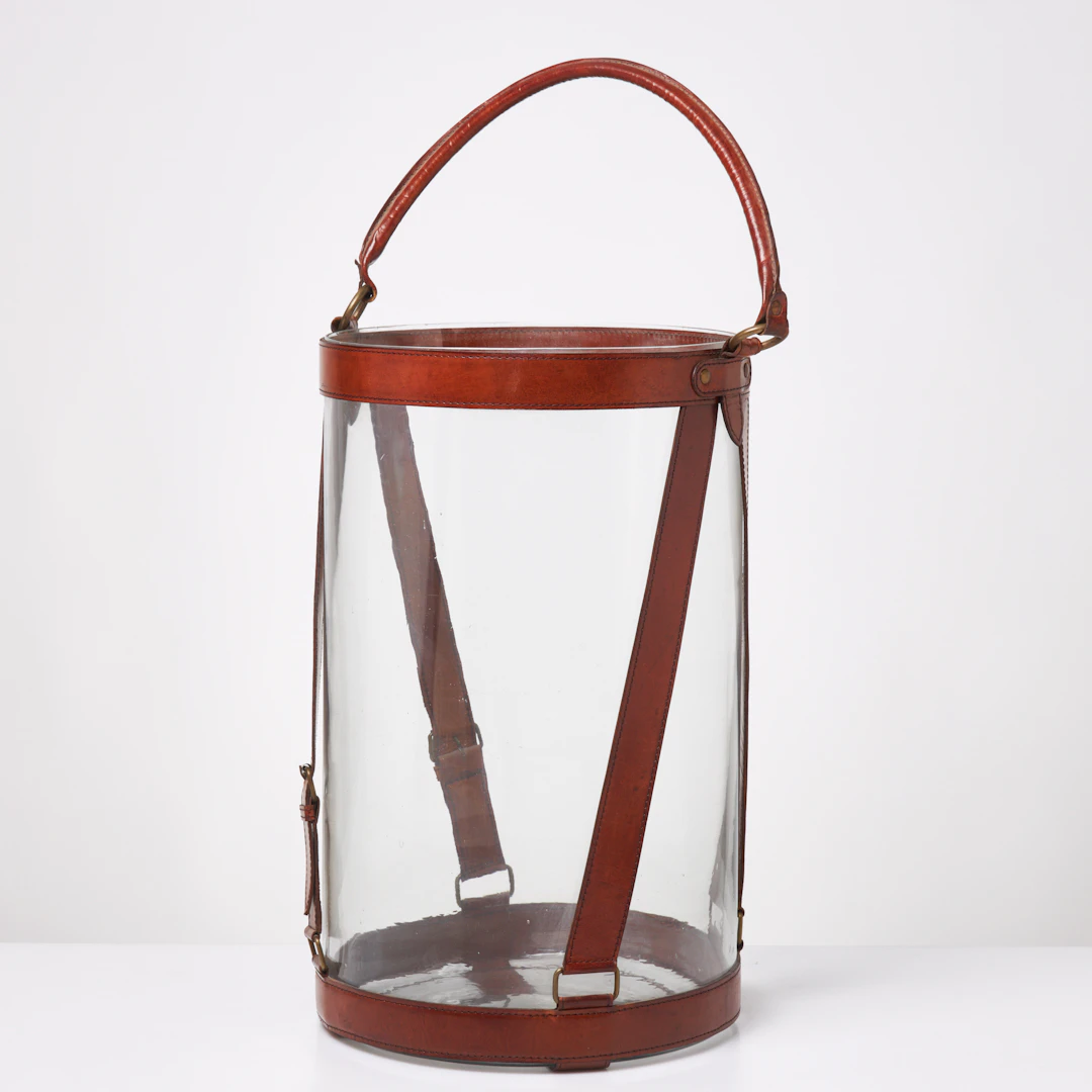 PARAPLYSTÄLL. Glas, klädd i läder i form av skärp.