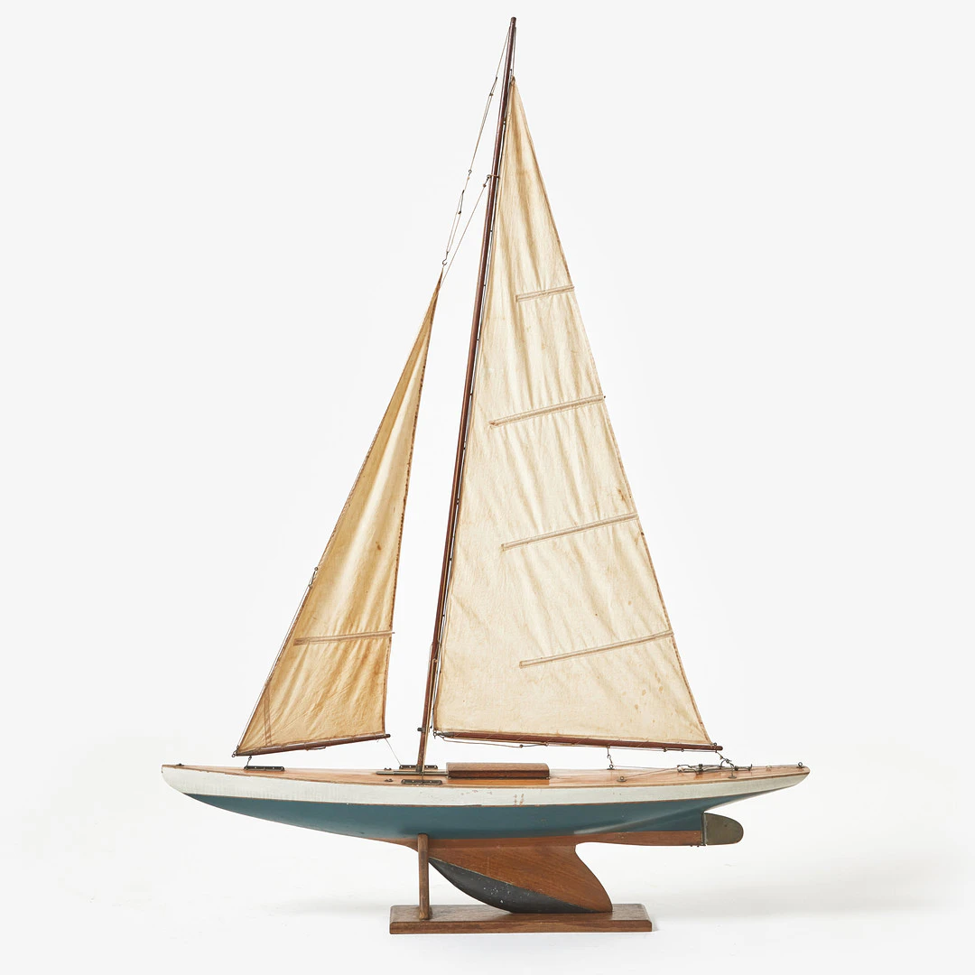 POND YACHT, seglande modell, blockbyggd, bemålat köl med blytyngd