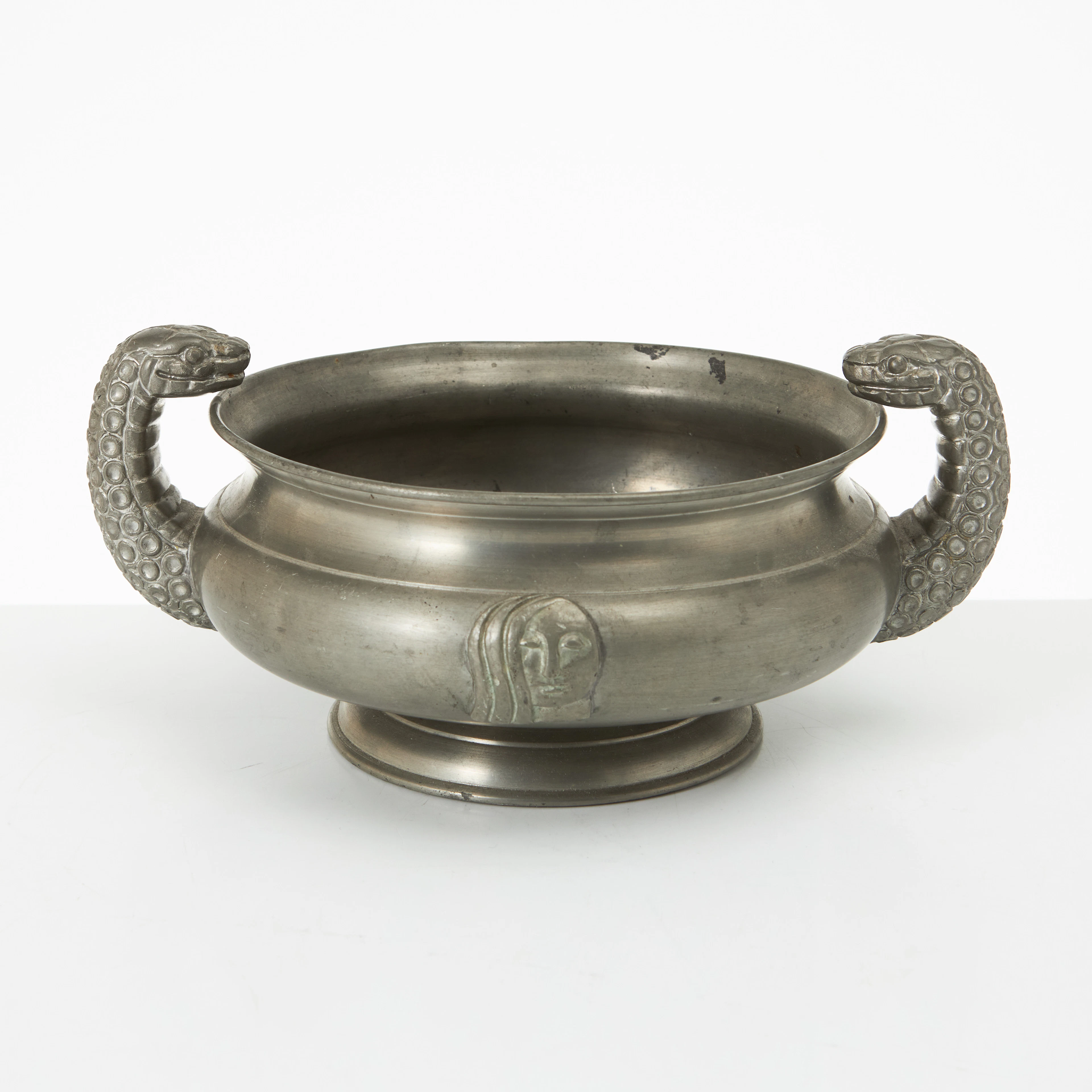ANNA PETRUS. skål, tenn, Firma Svenskt Tenn, Stockholm 1927, uppsvängda