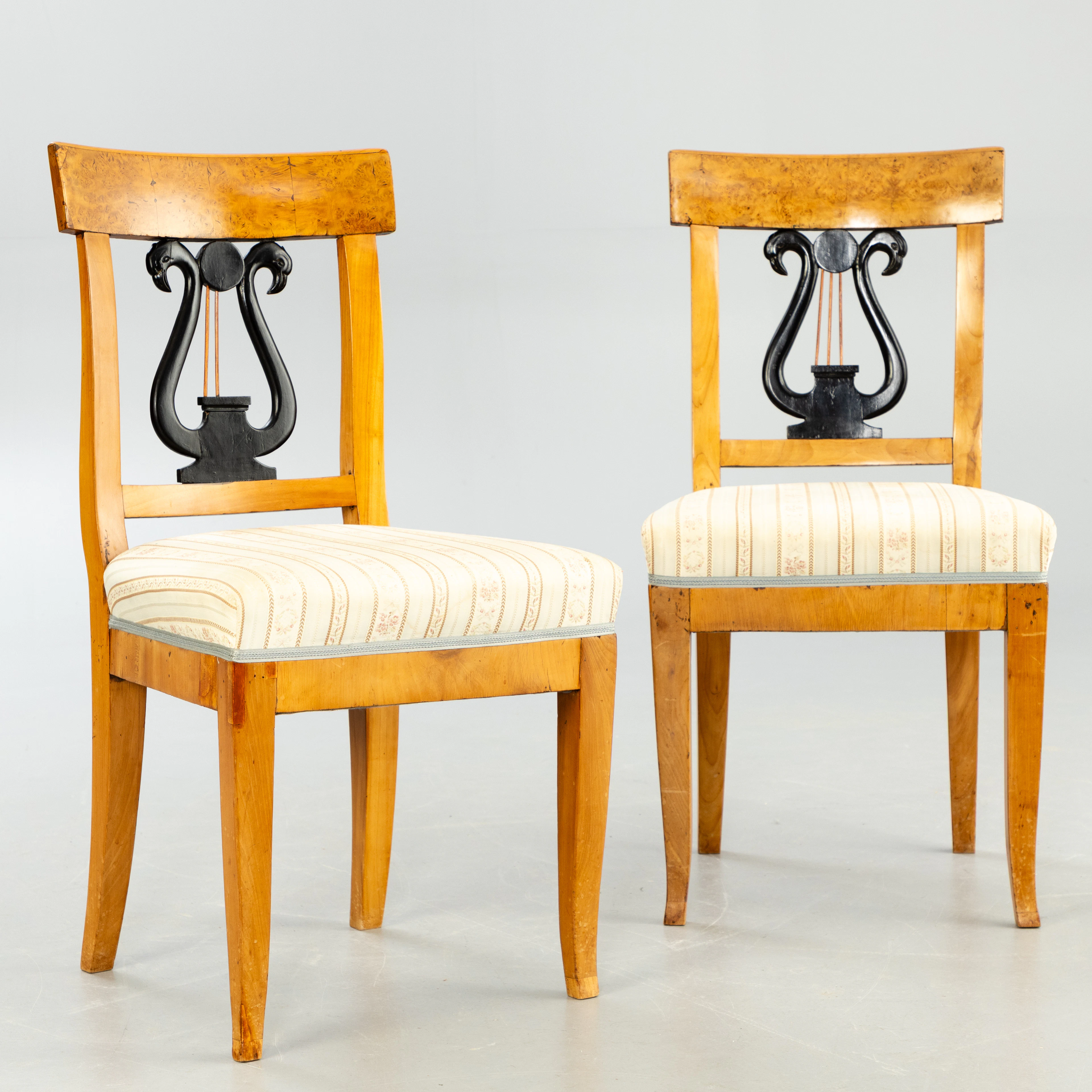 Paar Biedermeier Stühle, Birkenfurnier, Deutschland, um 1830 (2).