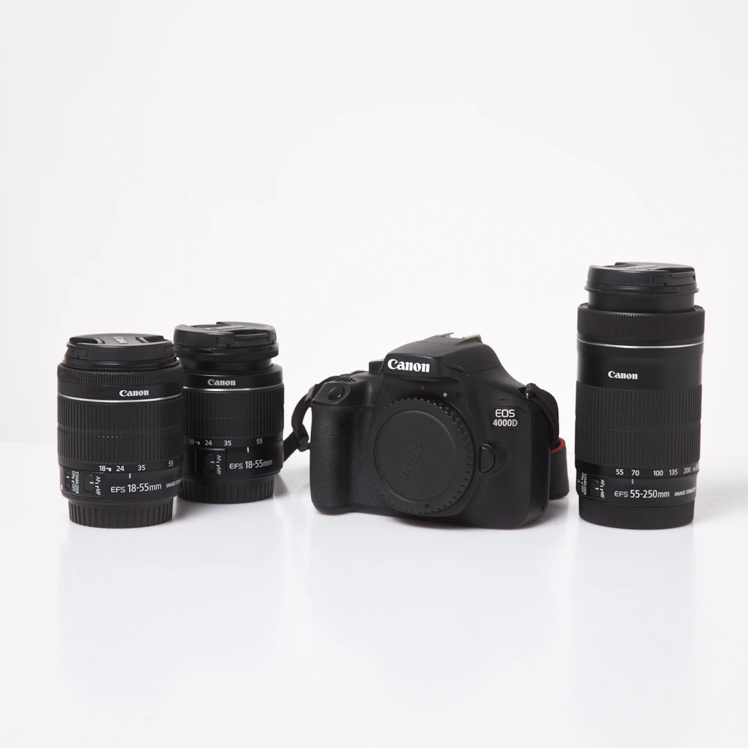 CANON, EOS 4000D, med tre objektiv i medföljande väska.