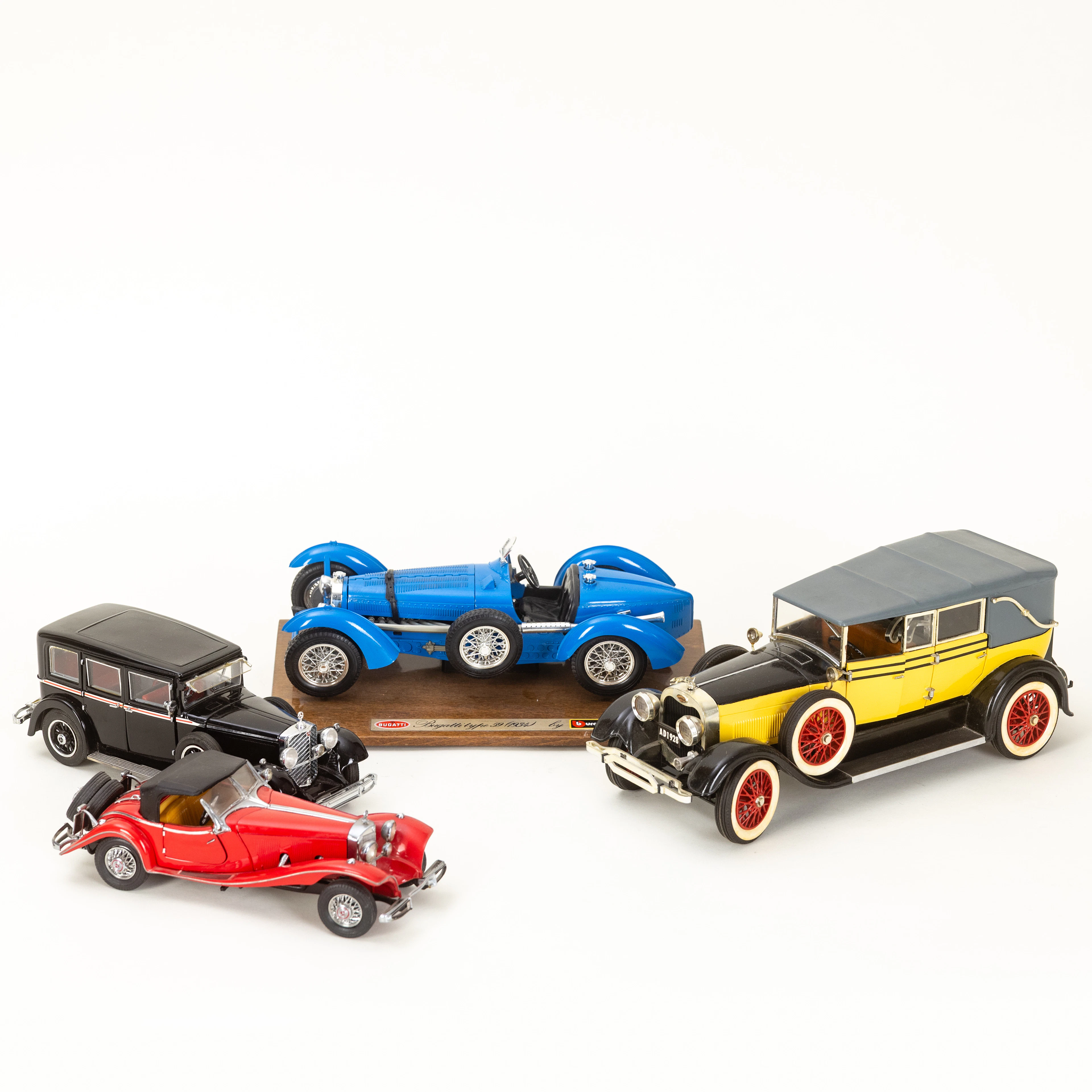 Vier Oldtimer Modelle: Bugatti, Mercedes Benz, Jaguar, Kunststoff/Blech (4).