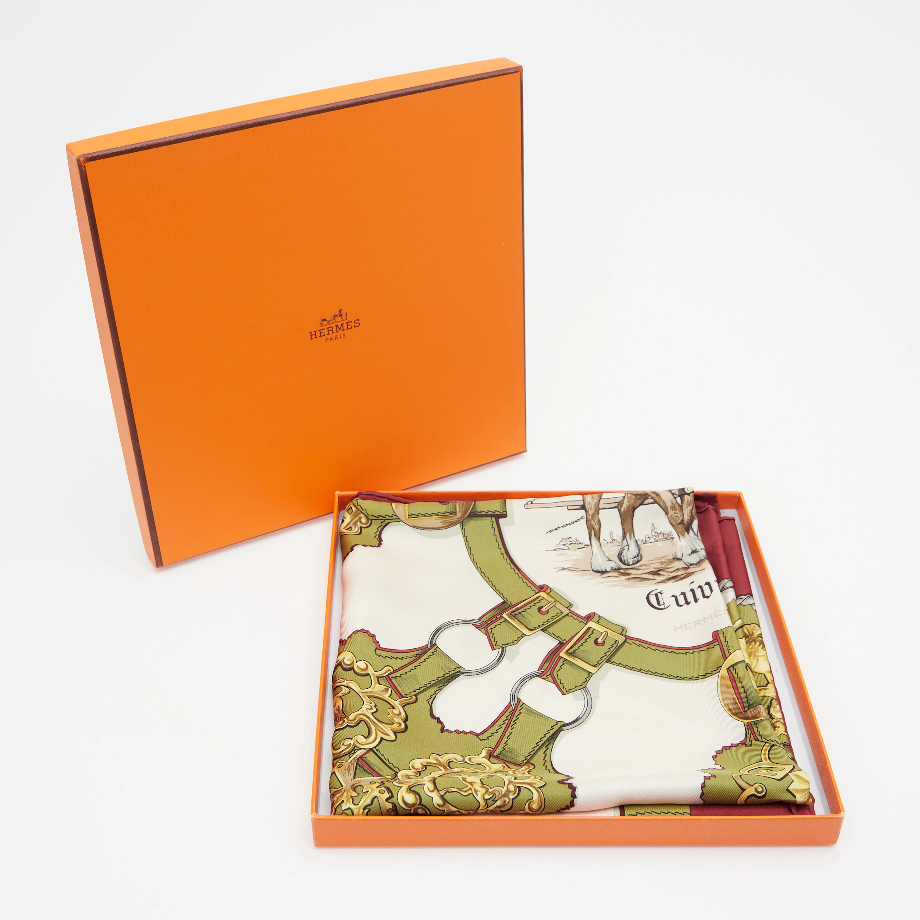 HERMÈS. Seidentuch mit Originalkarton, Modell 'Cuivreries', Seide