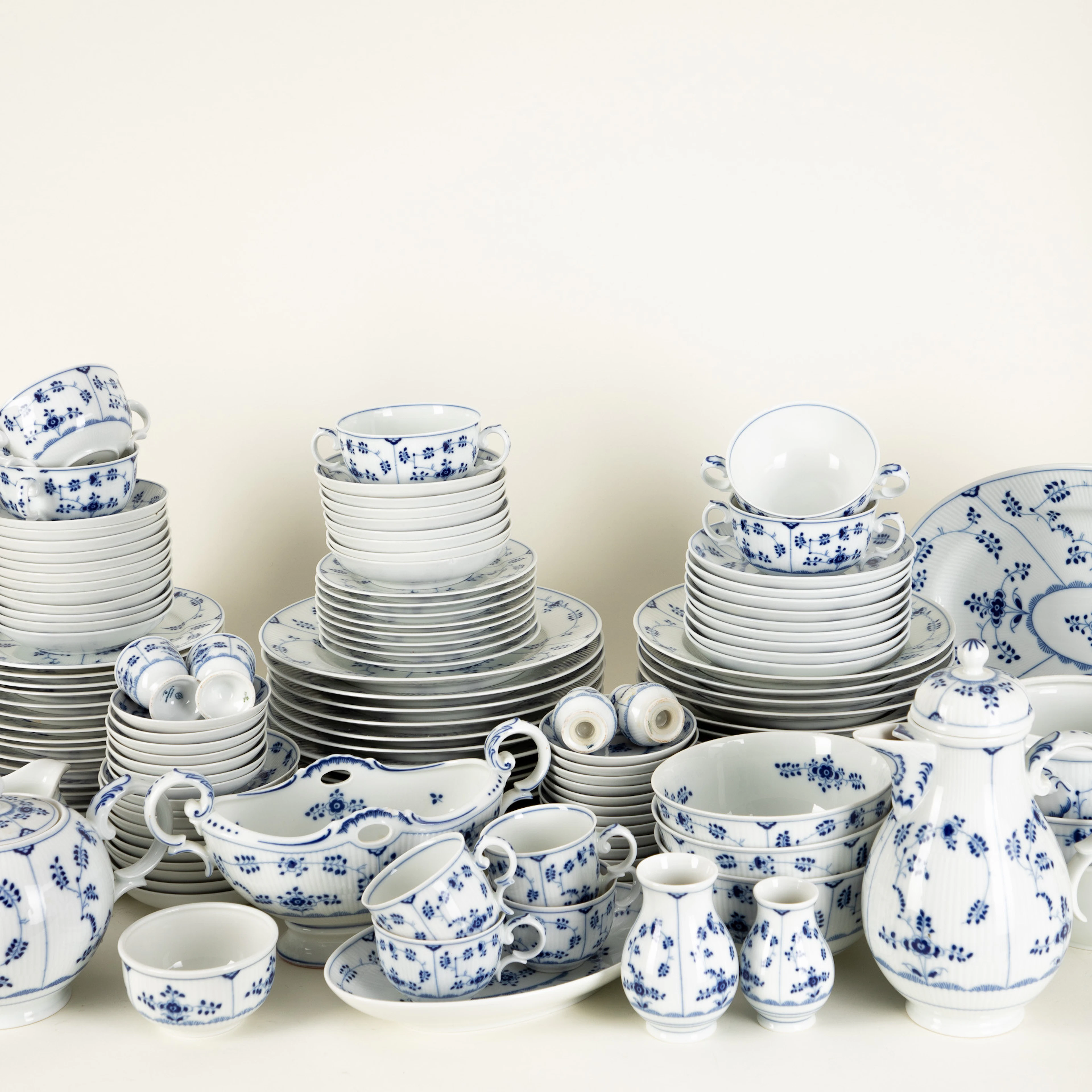 Speiseservice mit Strohblumenmuster, u.a. Höchst, Villeroy & Boch