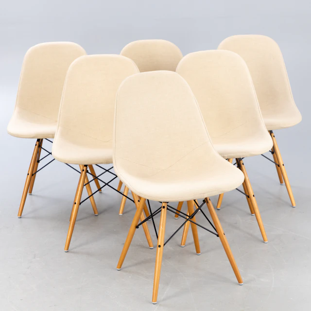 CHARLES & RAY EAMES. Sechs Wire Chairs, beiger Hopsakbezug, auf Holzgestell