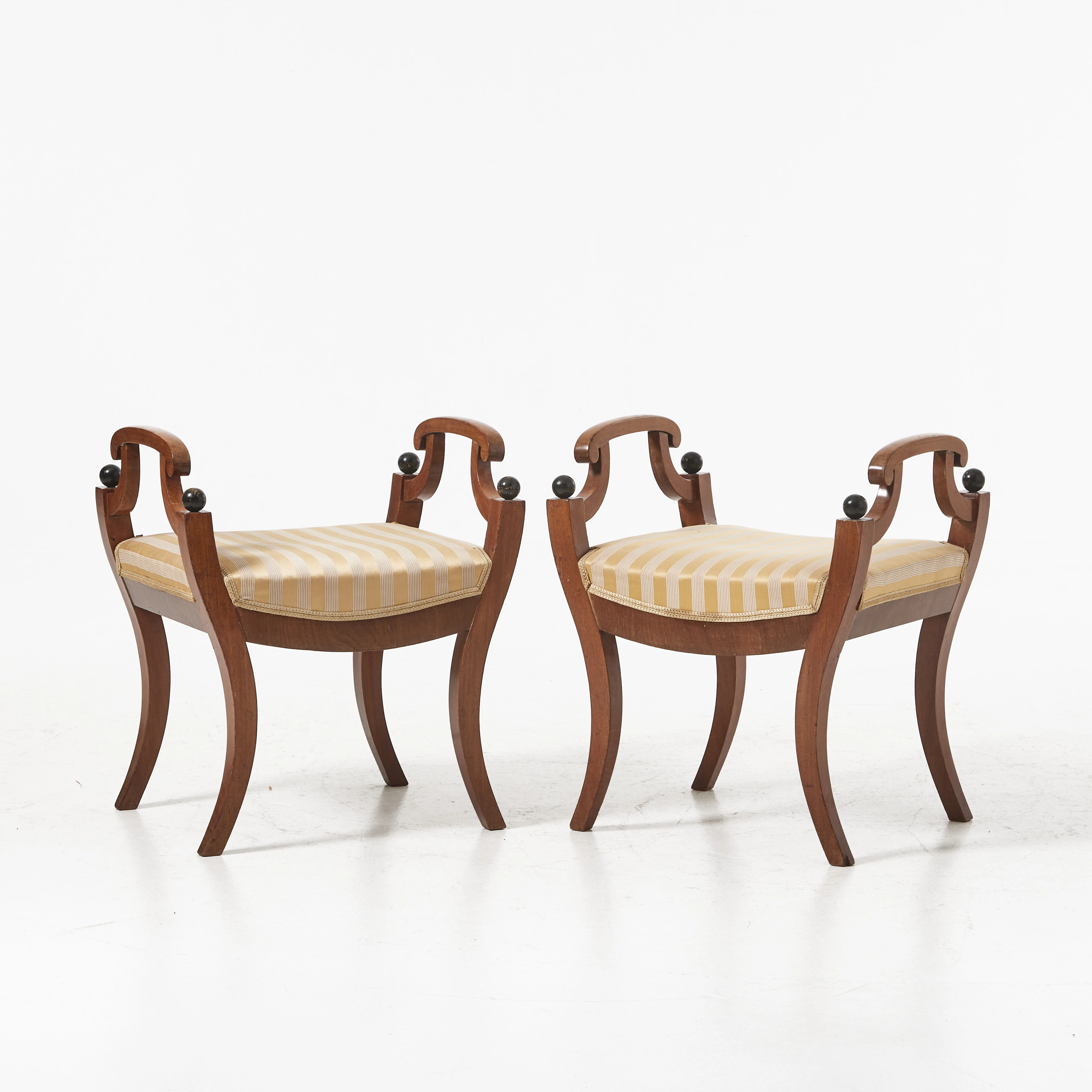 BANKETTER, 1 par, Karl Johan, fanerad i mahogny, dekor av svärtatade kulor.
