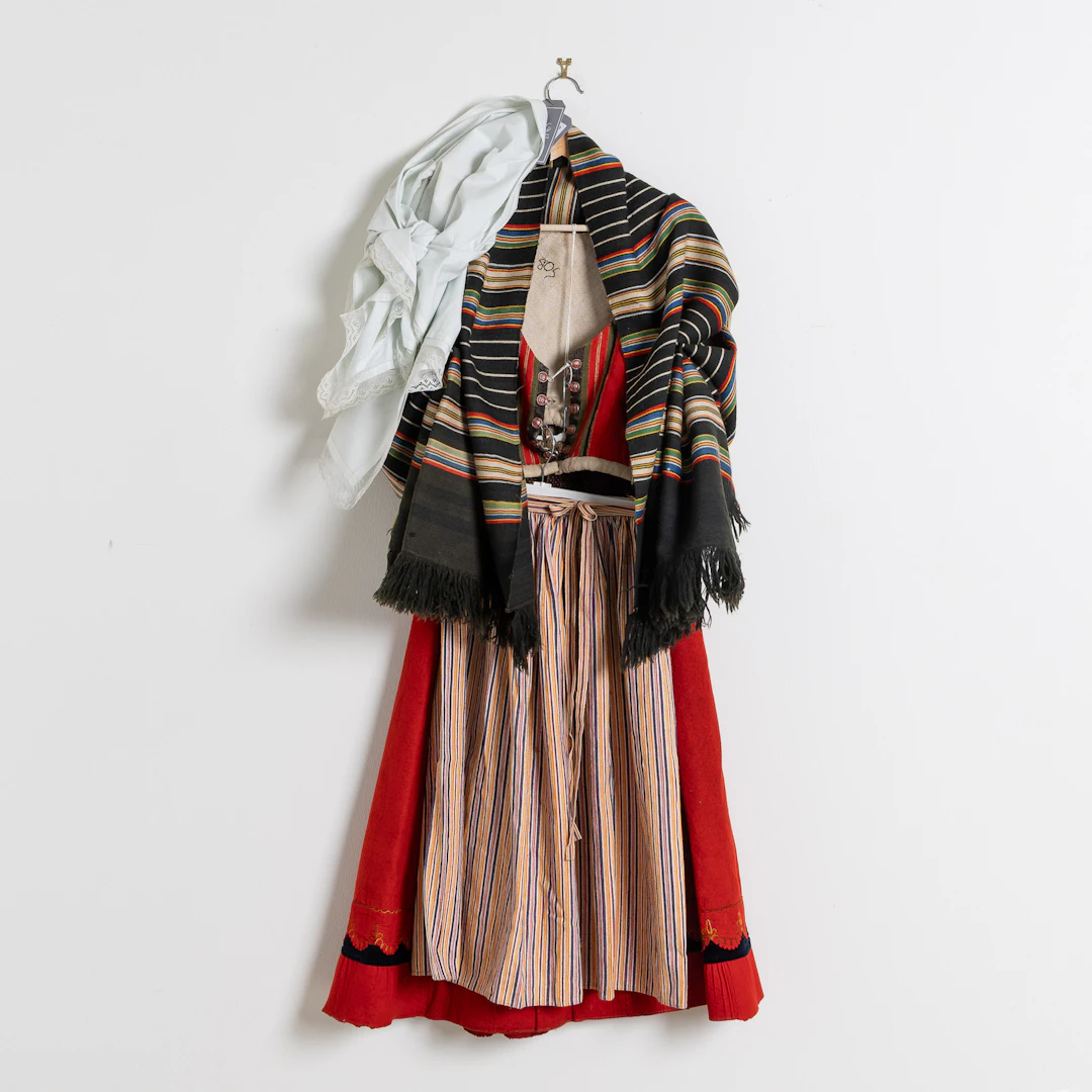 DRÄKTDELAR till folkdräkt / häradsdräkt, 1800 tal till 1900-tal.
