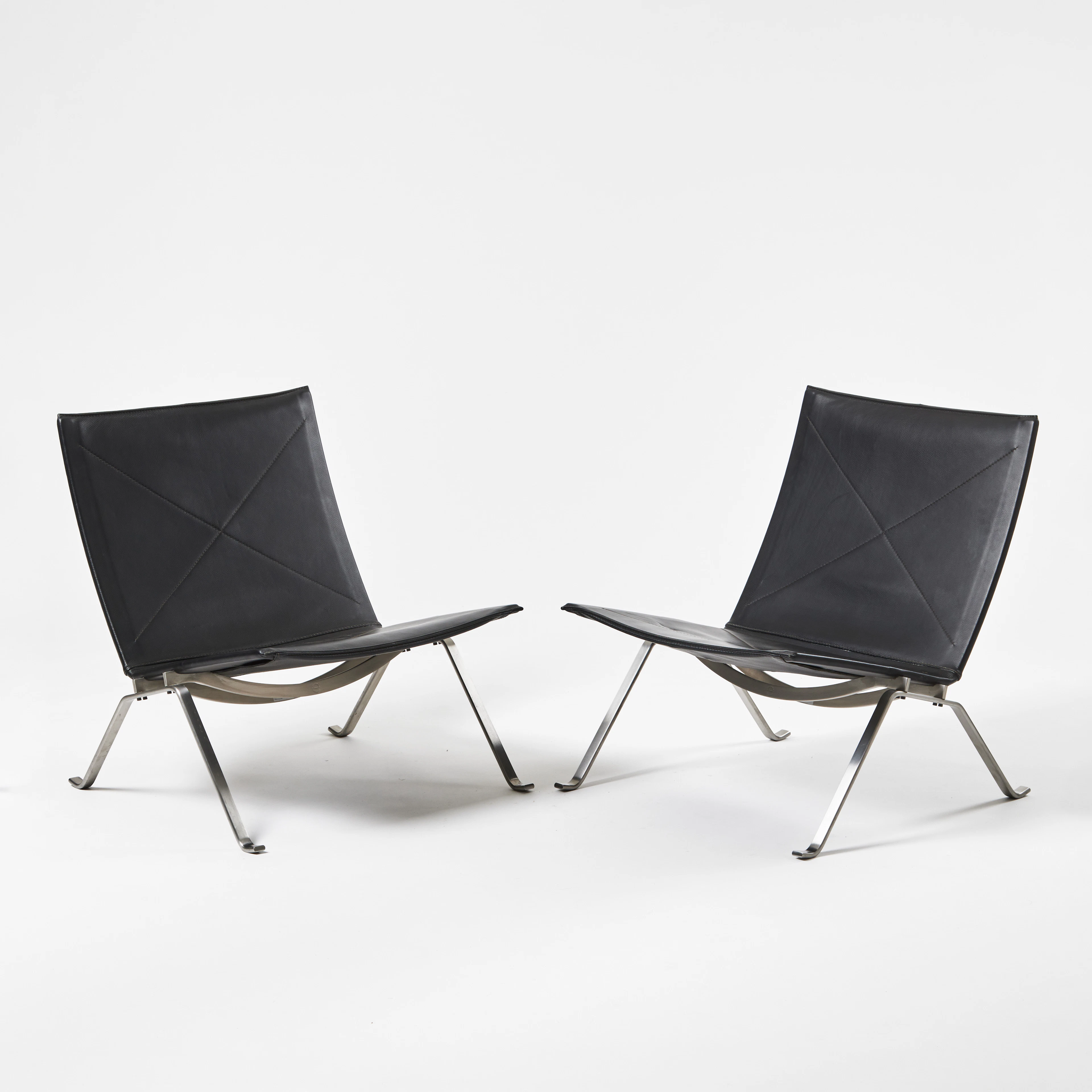 POUL KJAERHOLM. "PK22", fåtöljer, 1 par, Fritz Hansen, Danmark, formgivningsår