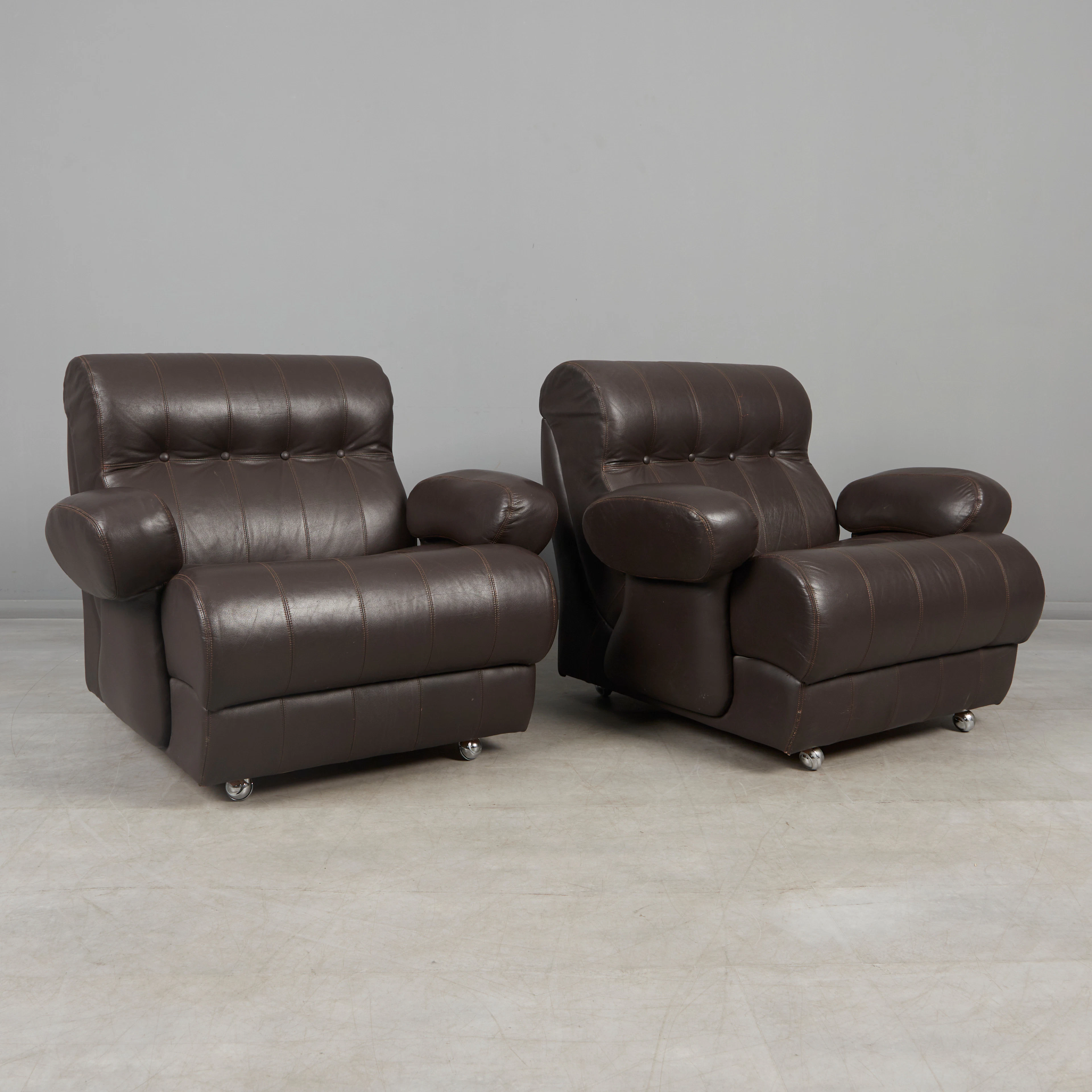 SPACE AGE Paar Sessel / Lounge Chairs, Leder, Holz, Rollen, 1970er Jahre. (2).