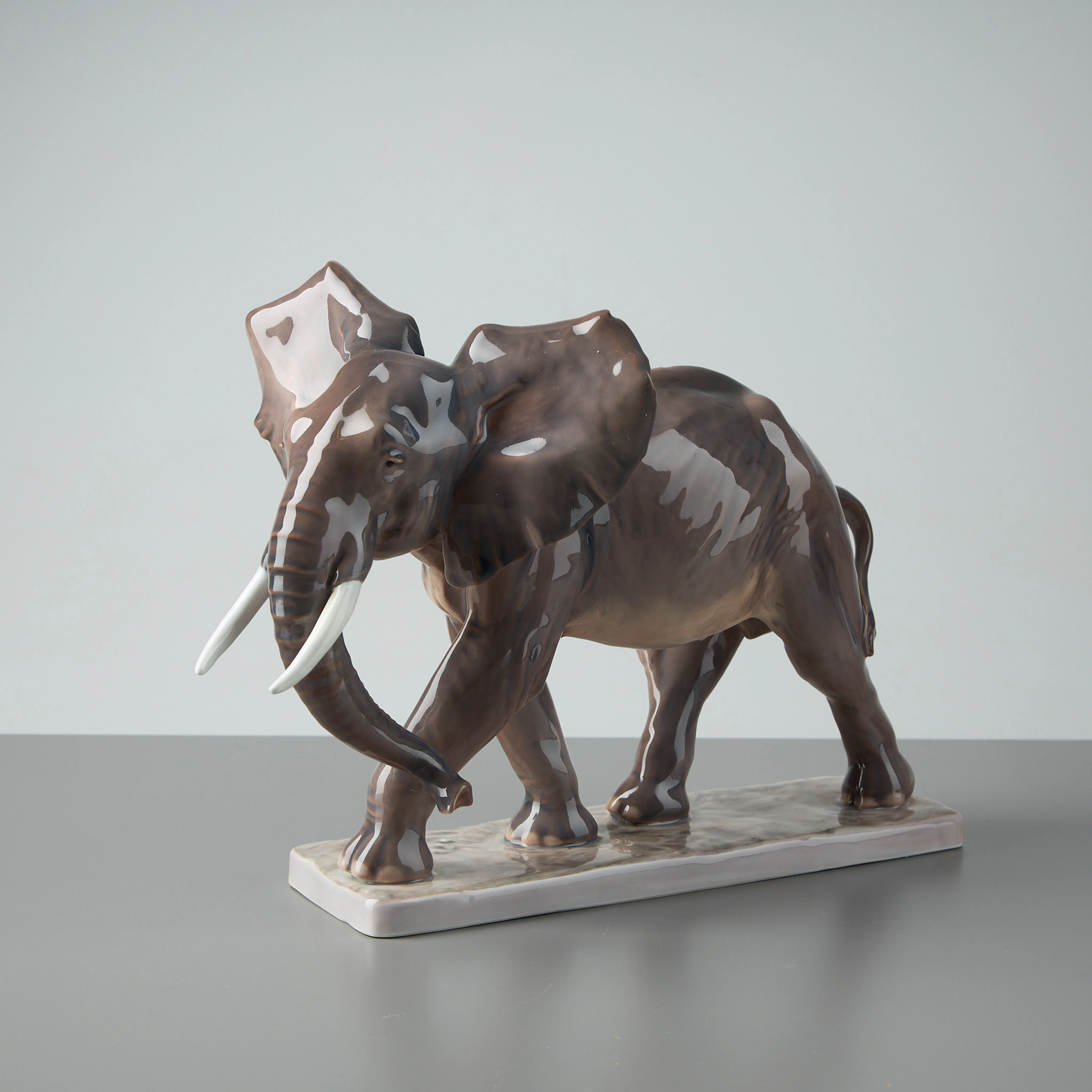 FIGURIN. Afrikansk elefant, nr. 1056. Dahl Jensen, Danmark.