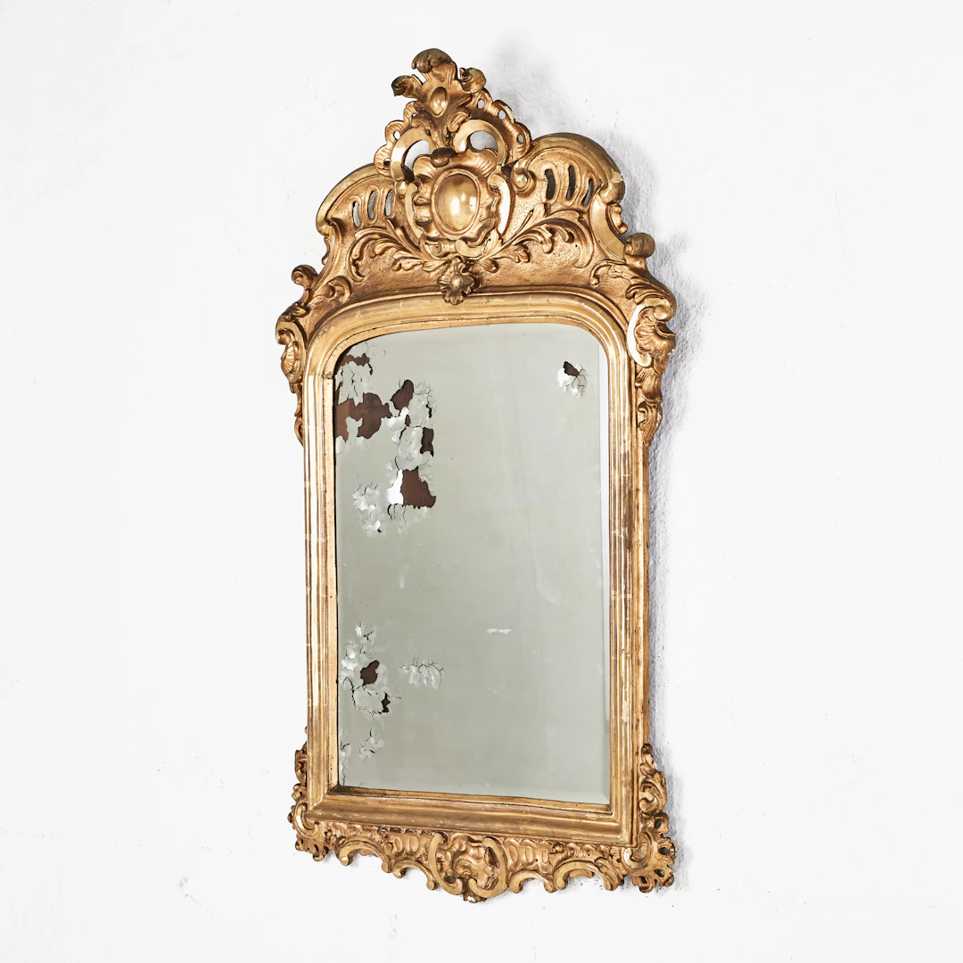 SPEGEL, 1800-tal, rokokostil, skuren förgylld dekor.