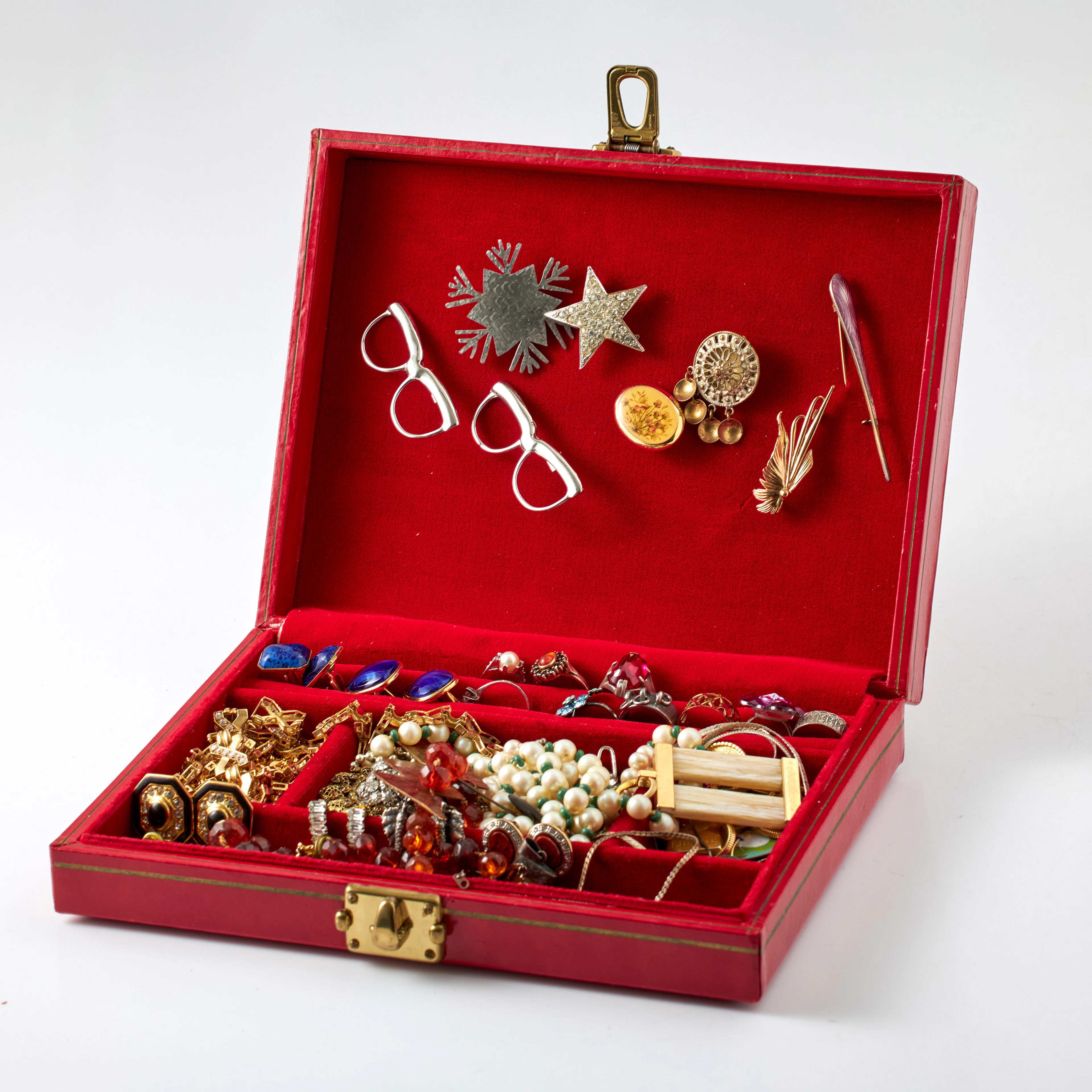 BIJOUTERIER, halsband, broscher, örhängen, clips, ringar, mm, delvis silver.
