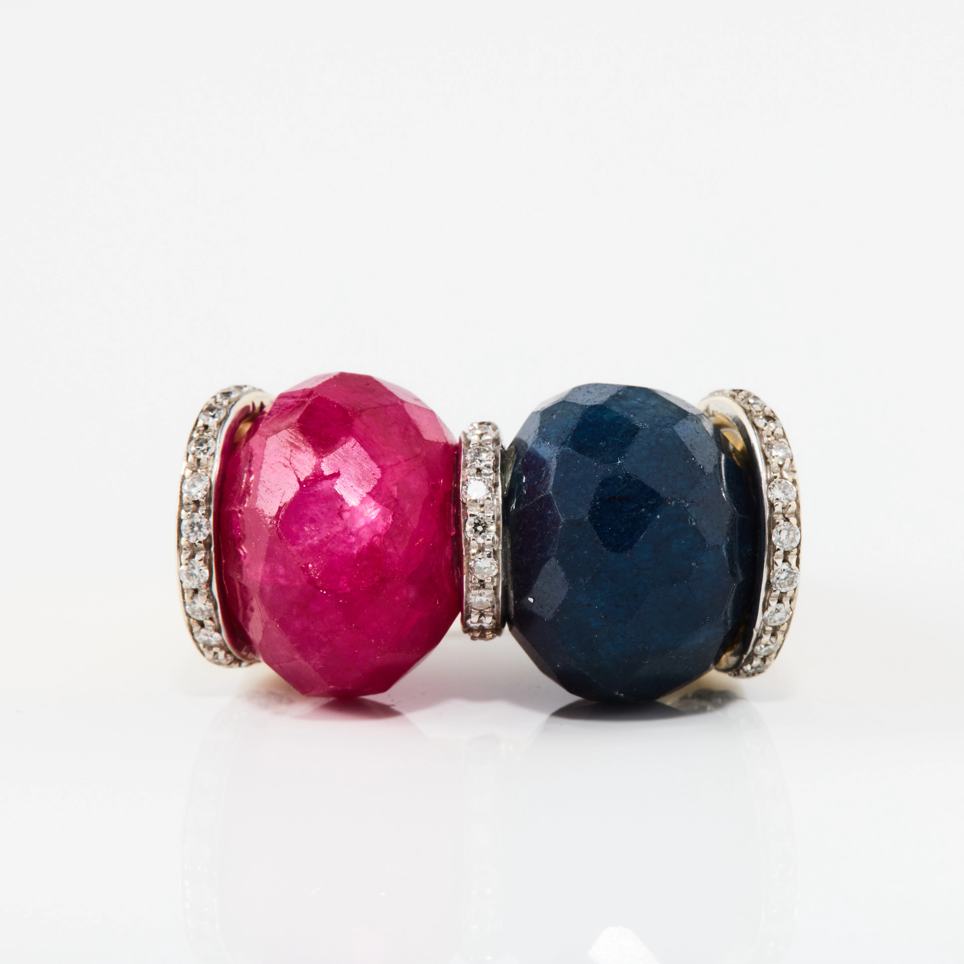 RING, 18K guld med rubin, safir och diamanter, 1990-tal.