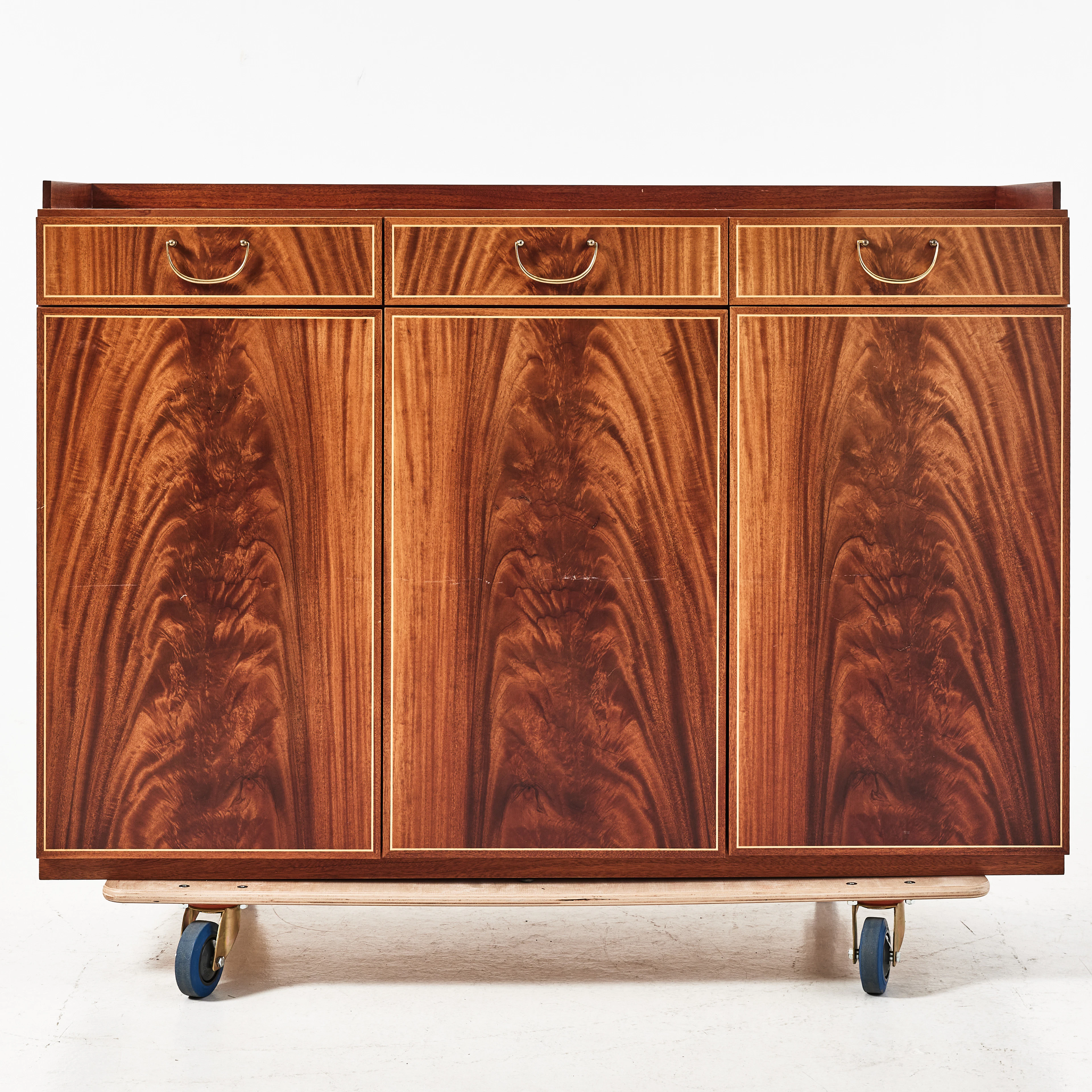 SIDEBOARD, 1900-talets andra hälft, fanérat i mahogny, beslag i mässing.