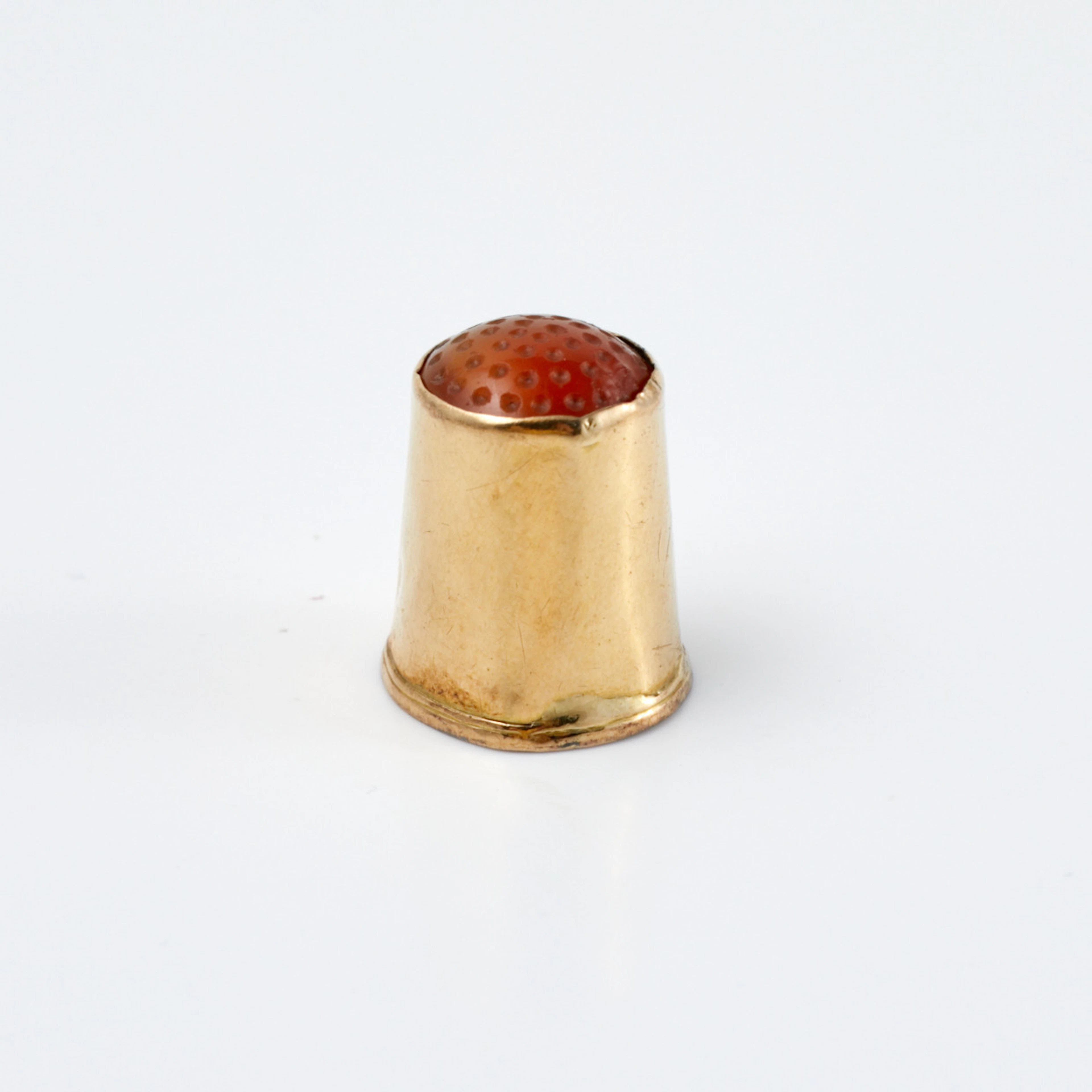 FINGERBORG, 18 k guld, topp av karneol, ostämplad.
