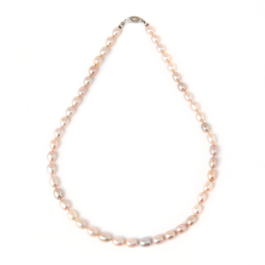 COLLIER, odlade pärlor med lås i 14K vitguld.