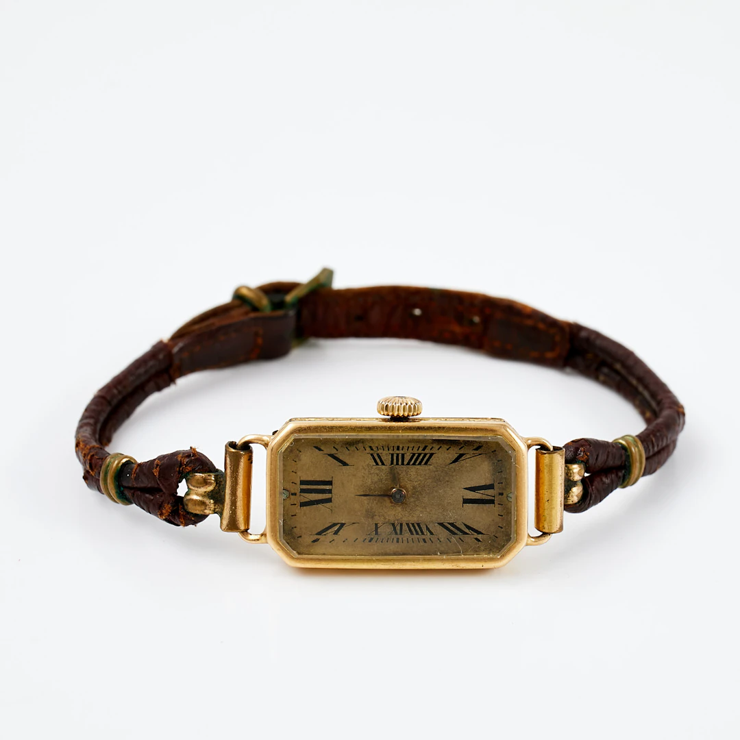 ARMBANDSUR, boett i 18 k guld, 14x25 (30) mm, 1900-talets första hälft.