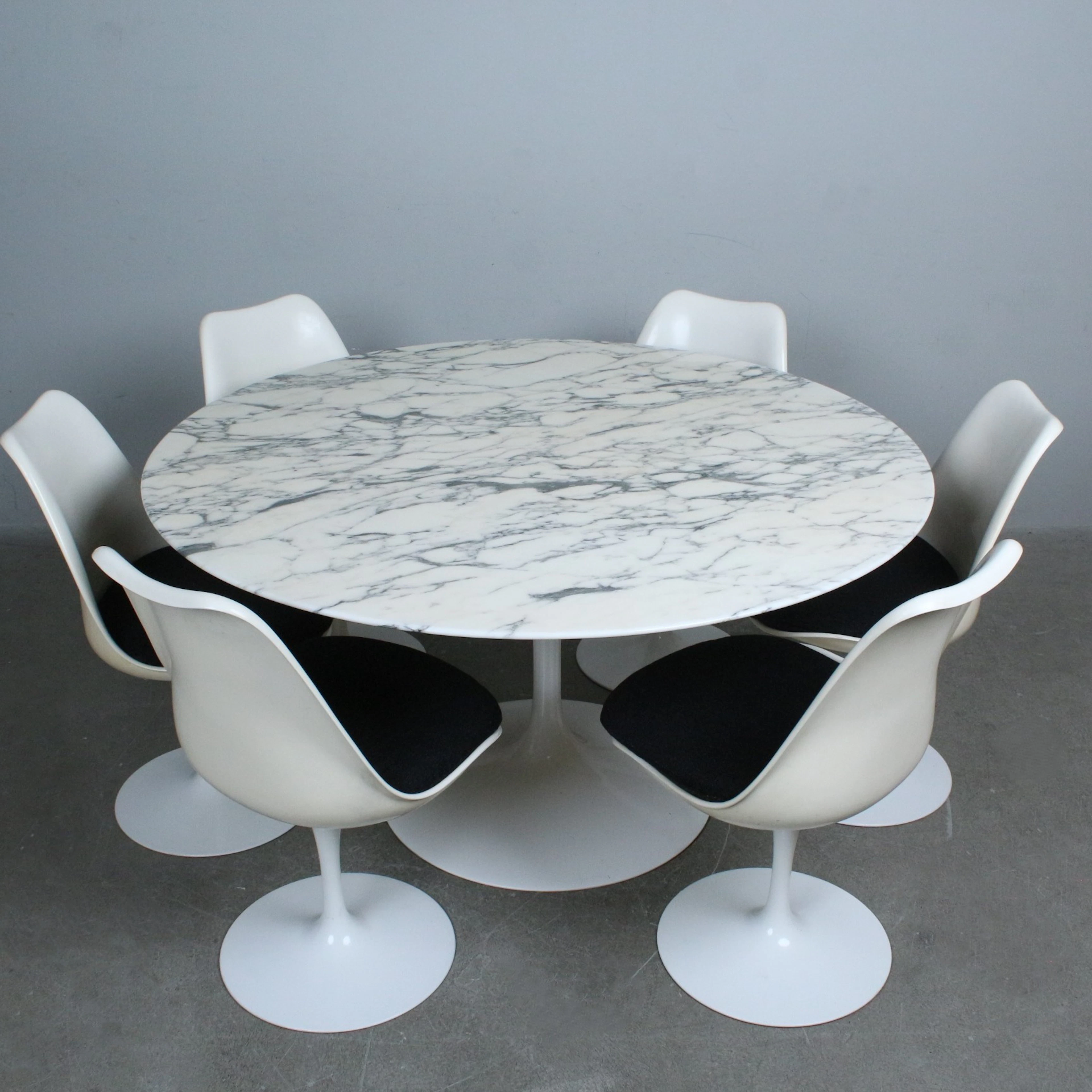 EERO SAARINEN. Knoll International. Große Esstischgruppe - 'Tulip'-Tisch