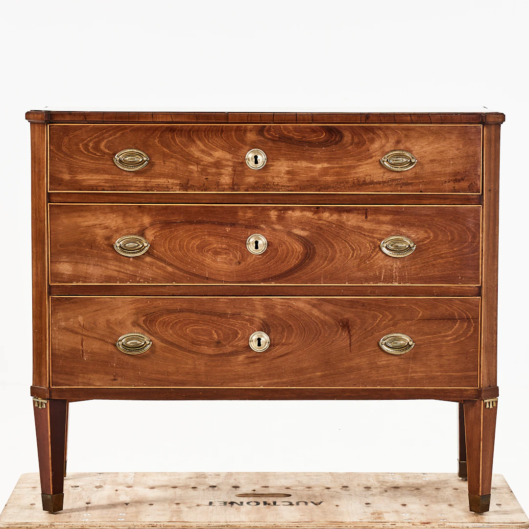 BYRÅ, fanerad i mahogny, 1800-talets början, sengustaviansk, 3 lådor
