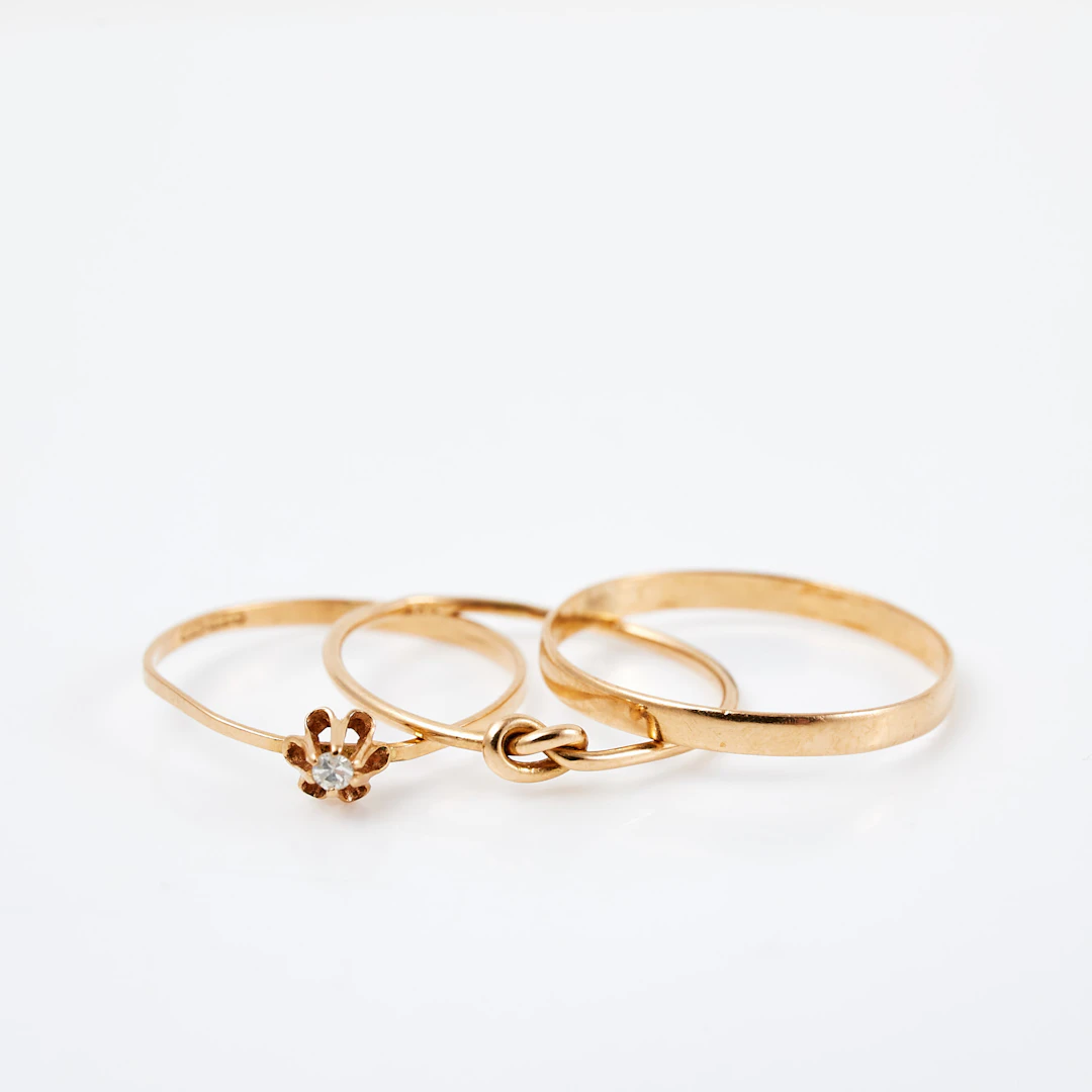 RINGAR, 3 st, 18 k guld, 1 åttkantslipad diamant, ca 0,015 ct, två