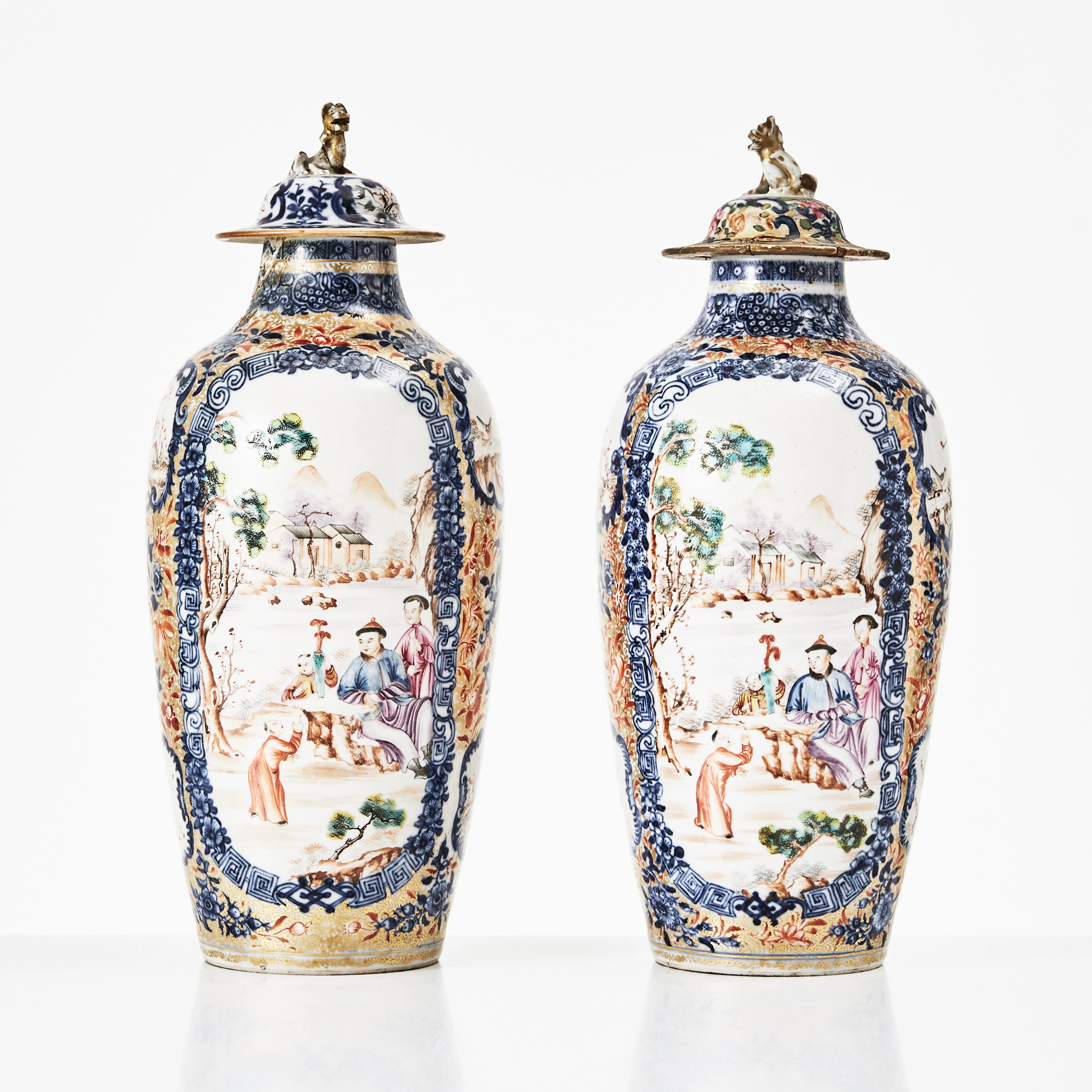 LOCKURNOR, ett par, porslin, Kina, Qianlong (1736-1795), mandarinporslin