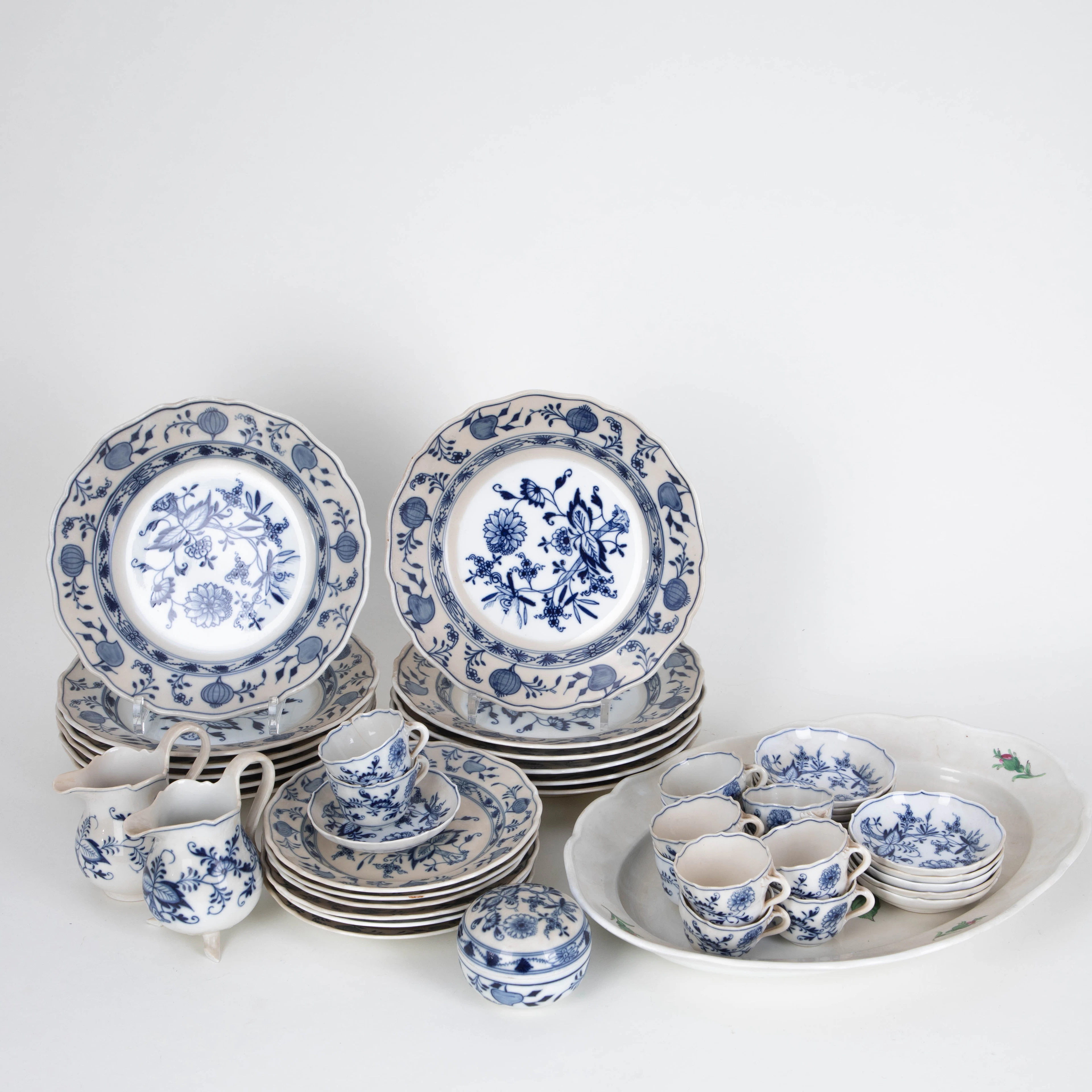 MEISSEN. Sammlung Geschirrteile mit Zwiebelmuster, 19./20. Jh. (42).