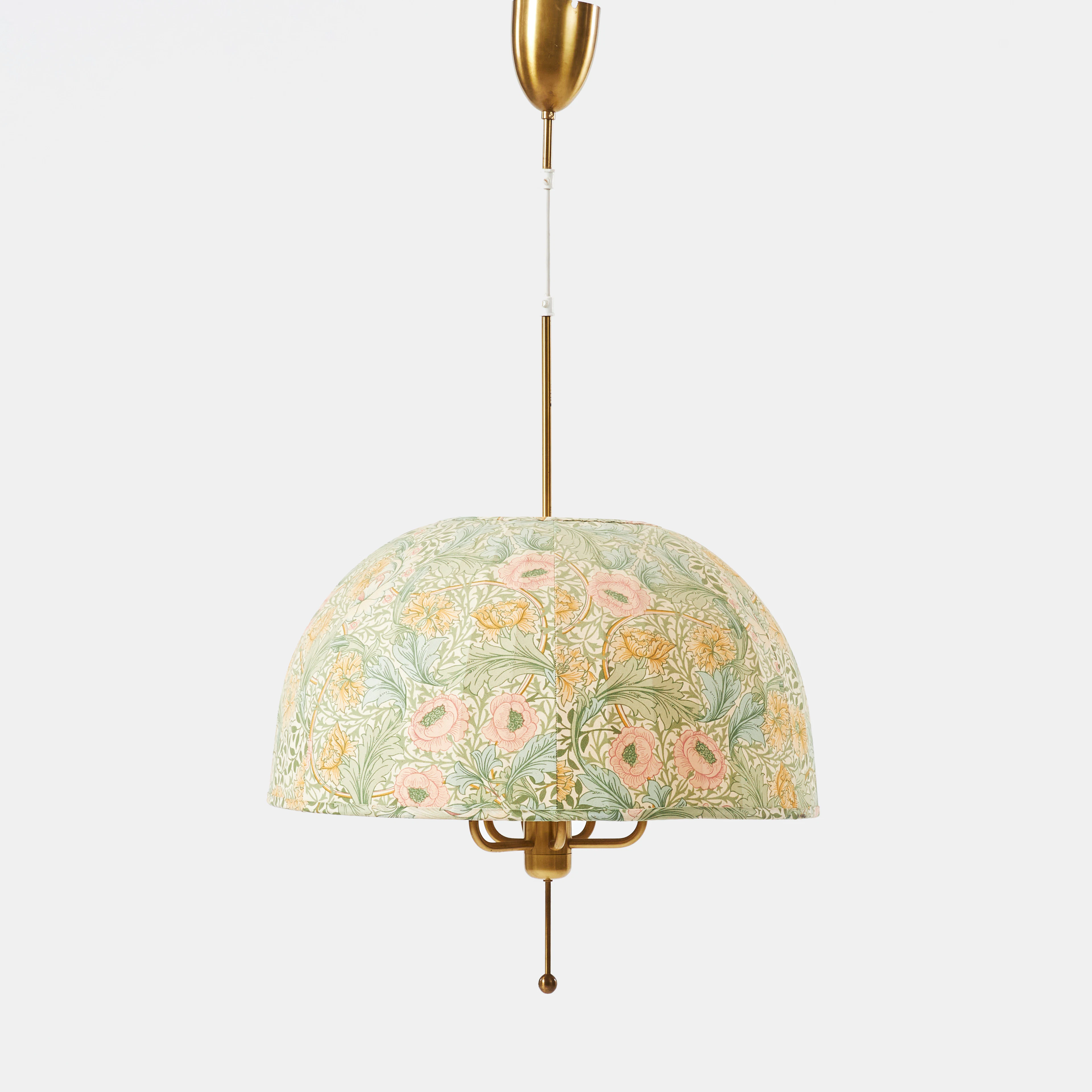 HANS-AGNE JAKOBSSON. Taklampa, modell T549/6, skärm i floral textil, mässing.