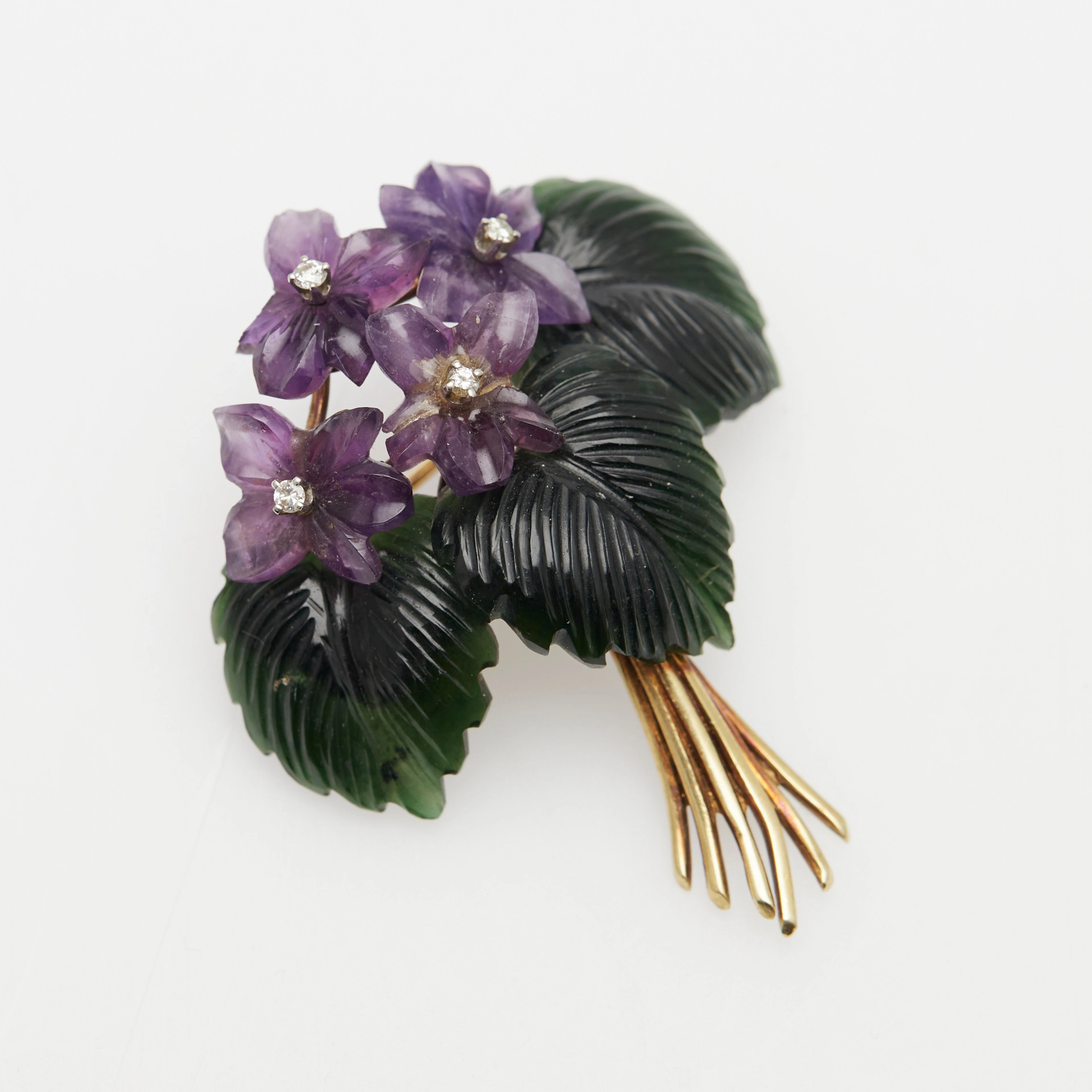 BLÜTENBROSCHE, 585er Gelbgold, Amethyst, Nephrit-Jade, Diamanten, 1950er Jahre.