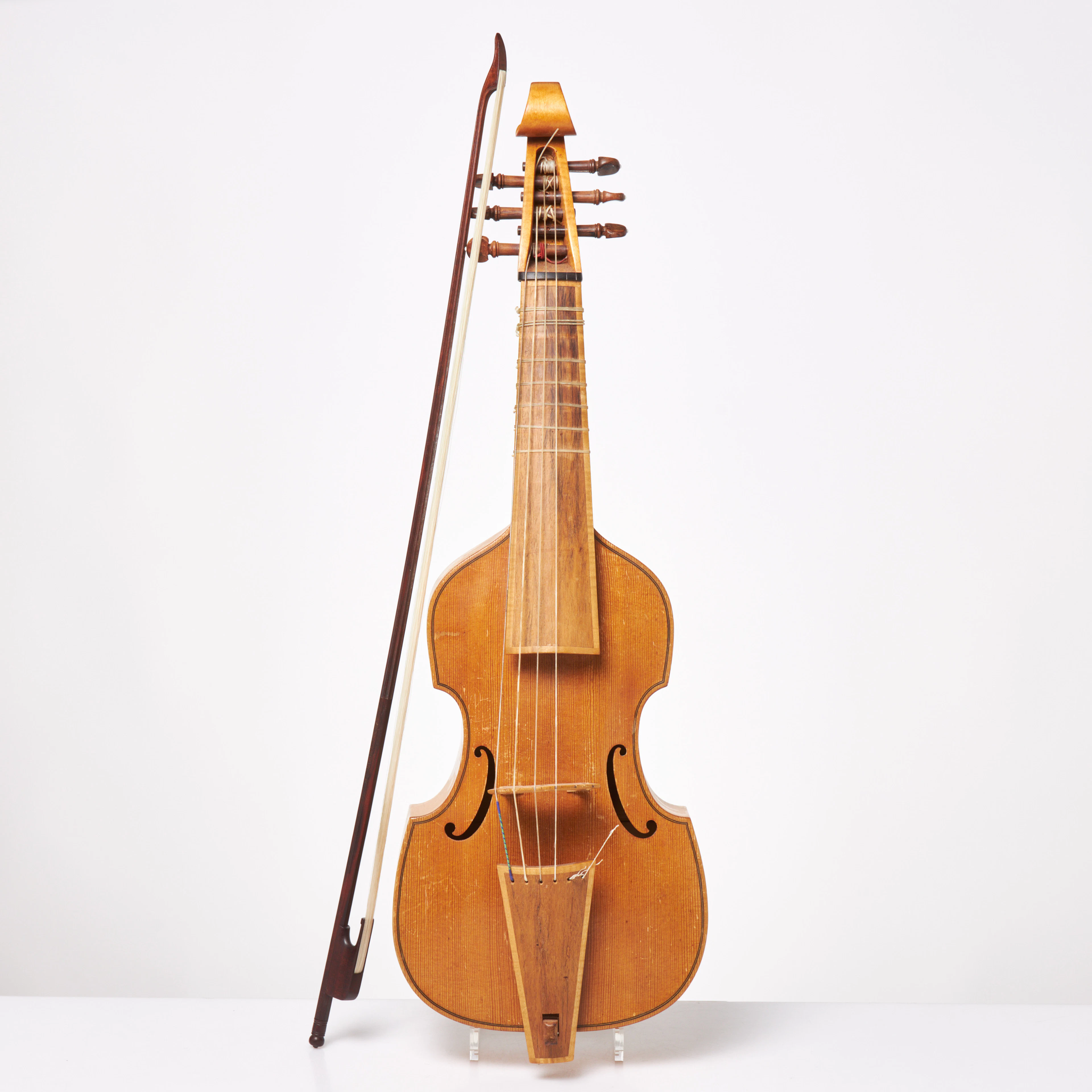 VIOLA DA GAMBA samt STRÅKE. Trembe, lock gran, sidor bakstycke lönn