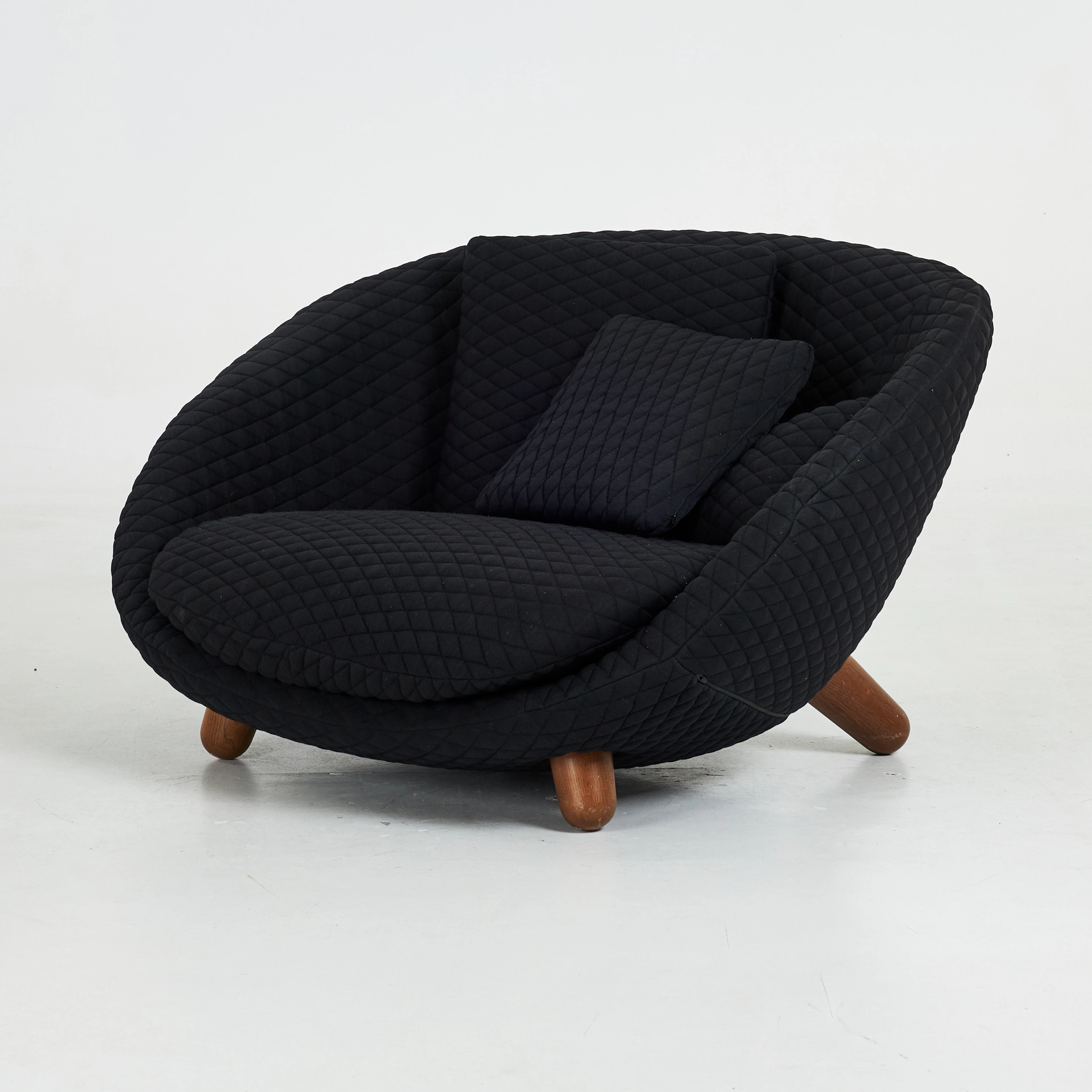MARCEL WANDERS. Soffa, "Love Sofa", för Moooi, textil, betsade ben i trä.