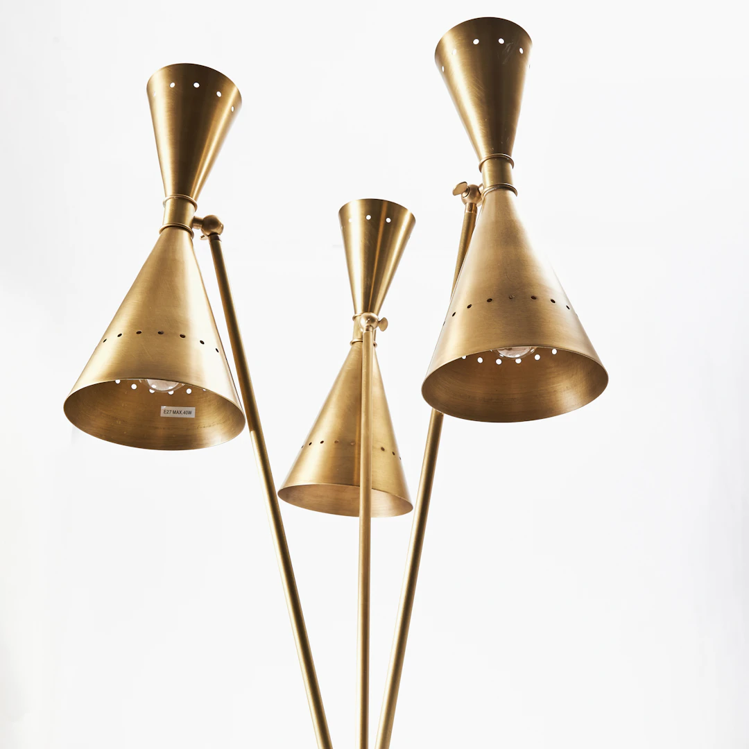 EICHHOLTZ, "Omnia", bordslampa, samtida, mässing, stensockel.