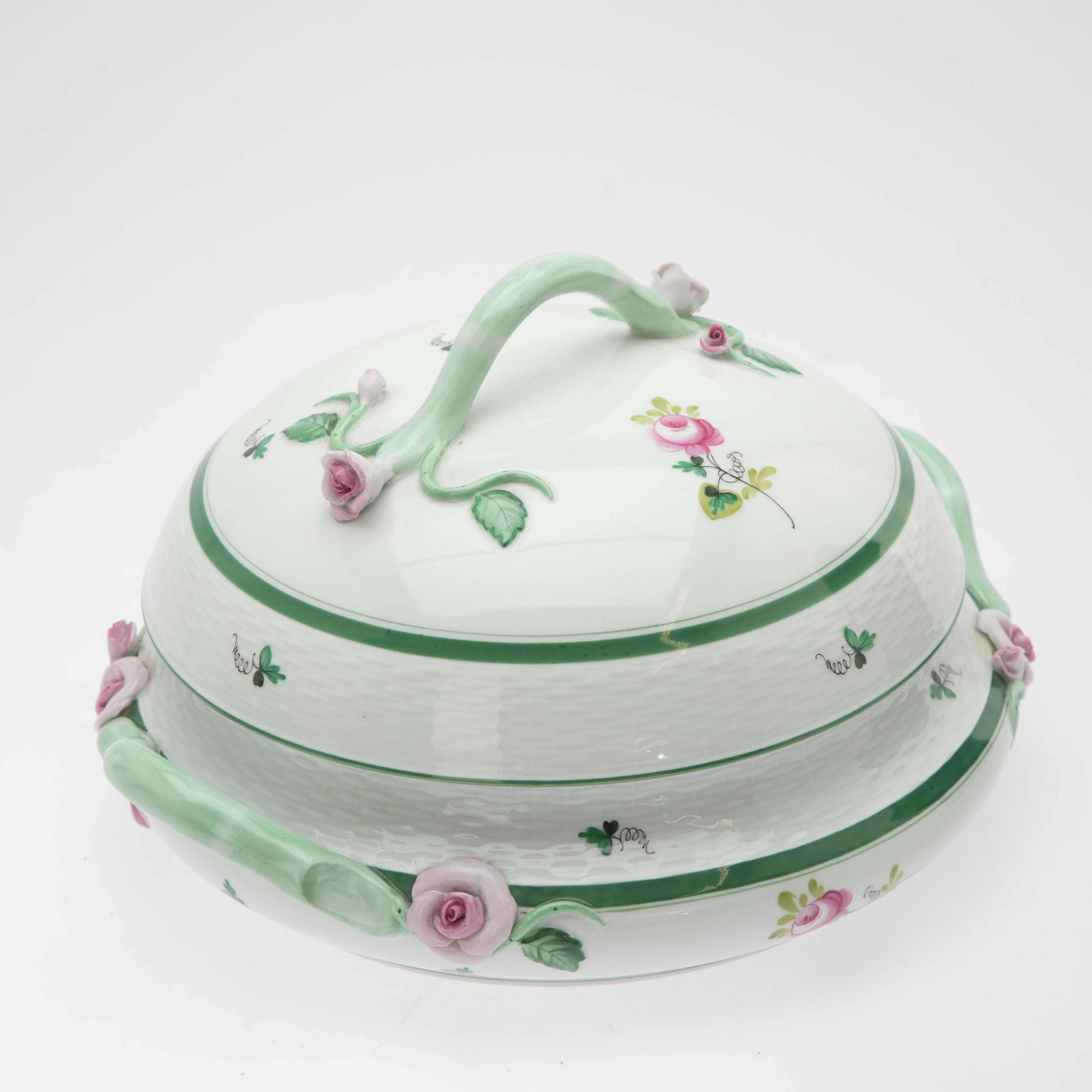 HEREND. Deckelterrine mit plastischen Rosen Dekor ´Parsely Petersilie