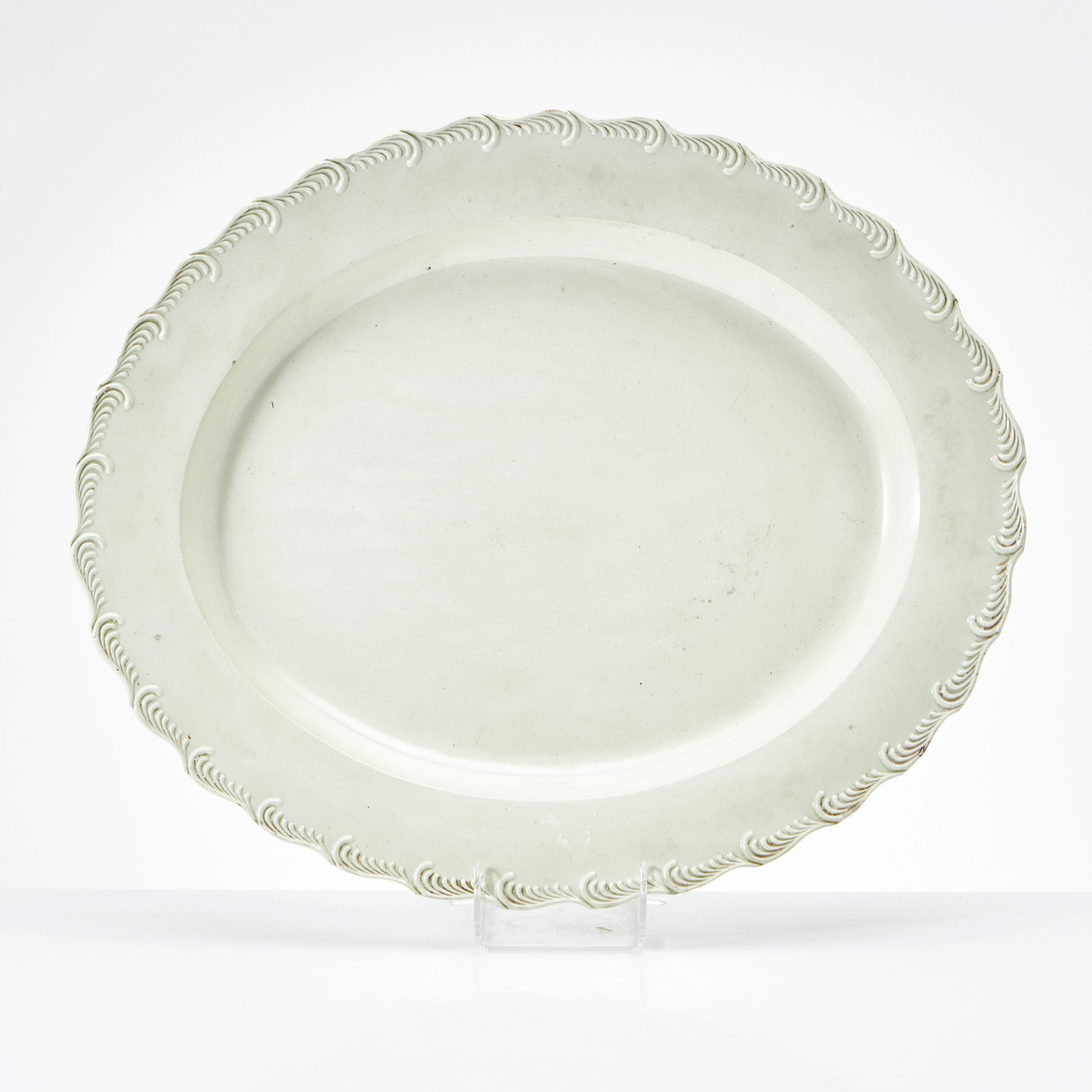 UPPLÄGGNINGSFAT, saltglaserat stengods, 1700-talets andra hälft.