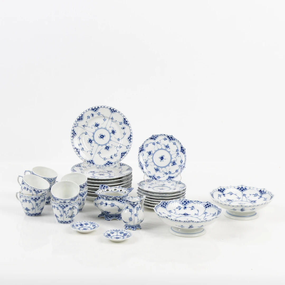 ROYAL COPENHAGEN, Servis "Musselmalet", helblond / halvblond, porslin