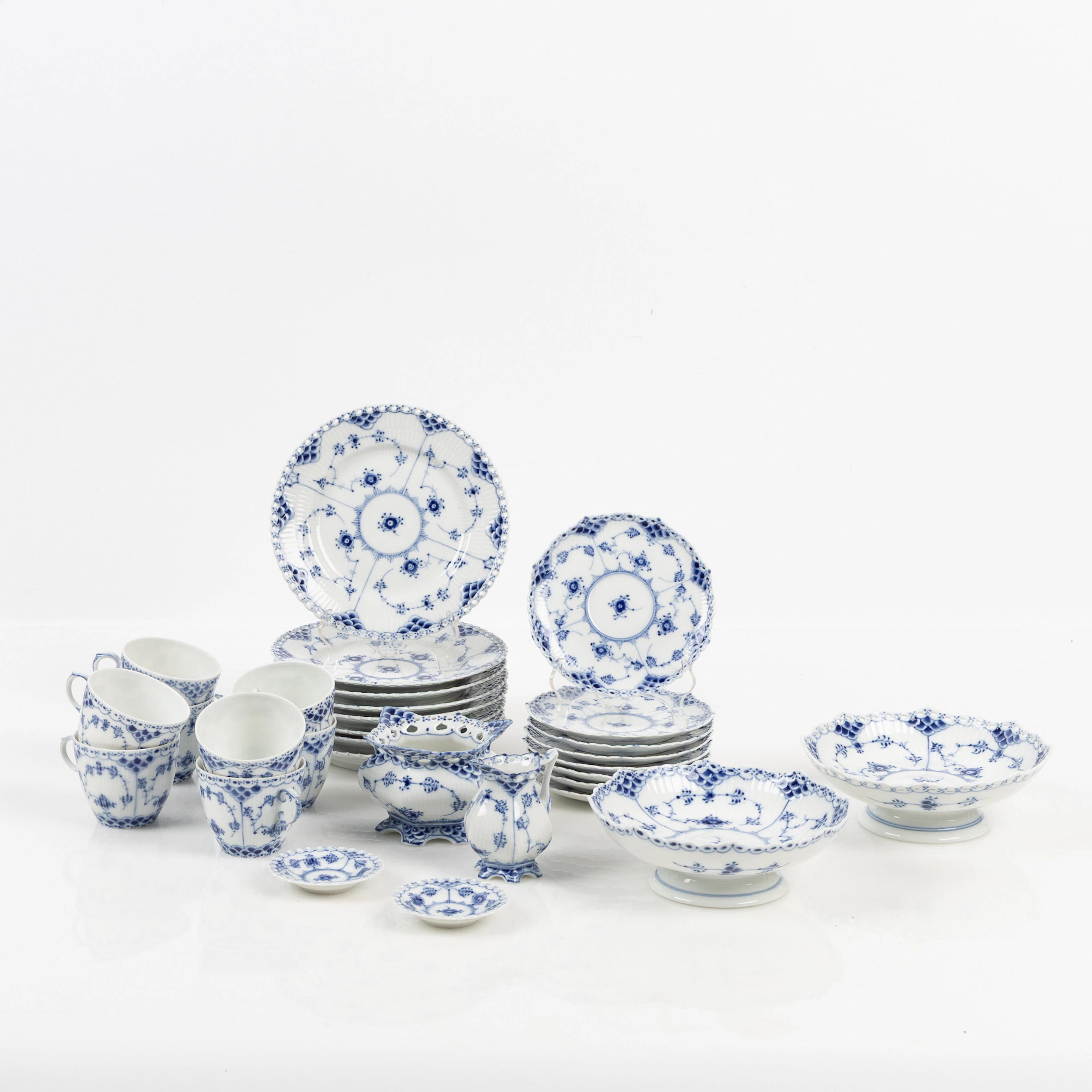 ROYAL COPENHAGEN, Servis "Musselmalet", helblond / halvblond, porslin